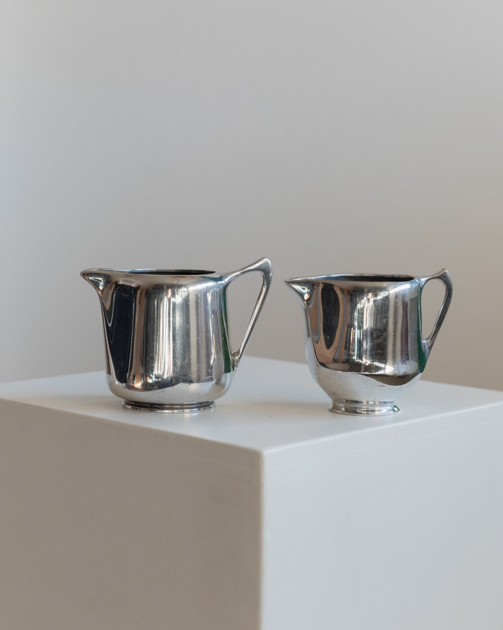 2 Vintage Art Nouveau Jugs by Newmaid Picquot Ware - England 1950s - aluminium sauce boats, timeless design, gift idea, table decoration - Bottega Jacobs
