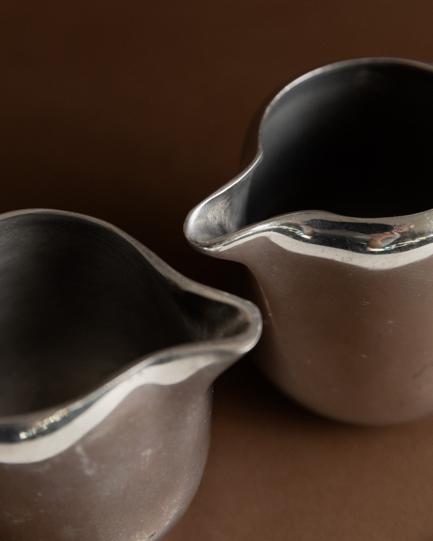 2 Vintage Art Nouveau Jugs by Newmaid Picquot Ware - England 1950s - aluminium sauce boats, timeless design, gift idea, table decoration - Bottega Jacobs