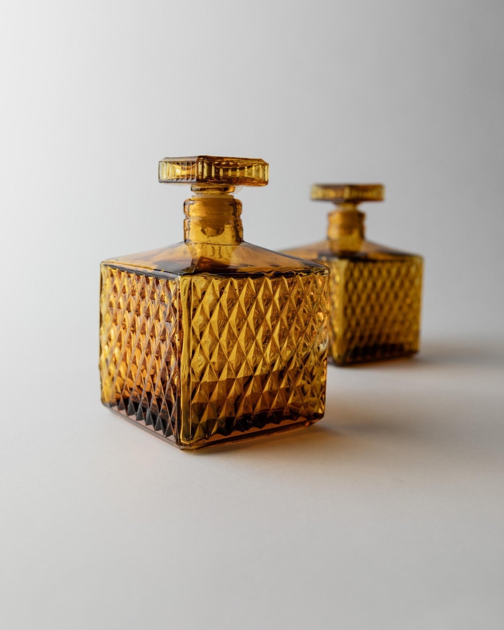 2 Vintage Diamond Point Amber Glass Decanter - Square Liquor Bottles with Stopper - Mid Century Design 70s - Elegant Gift Idea, table Decor_Bottega Jacobs