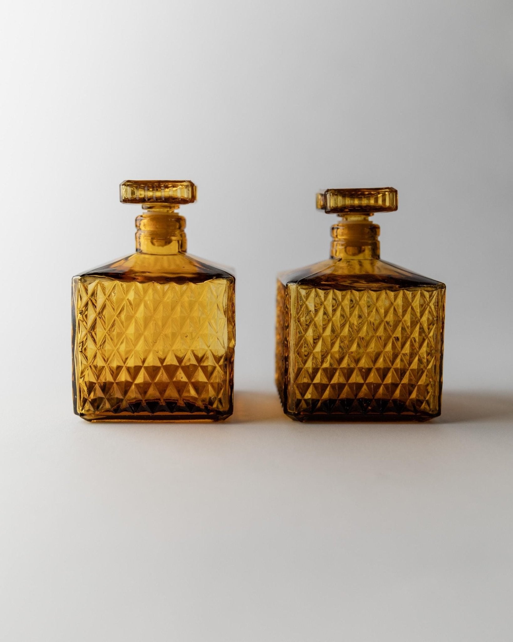 2 Vintage Diamond Point Amber Glass Decanter - Square Liquor Bottles with Stopper - Mid Century Design 70s - Elegant Gift Idea, table Decor_Bottega Jacobs