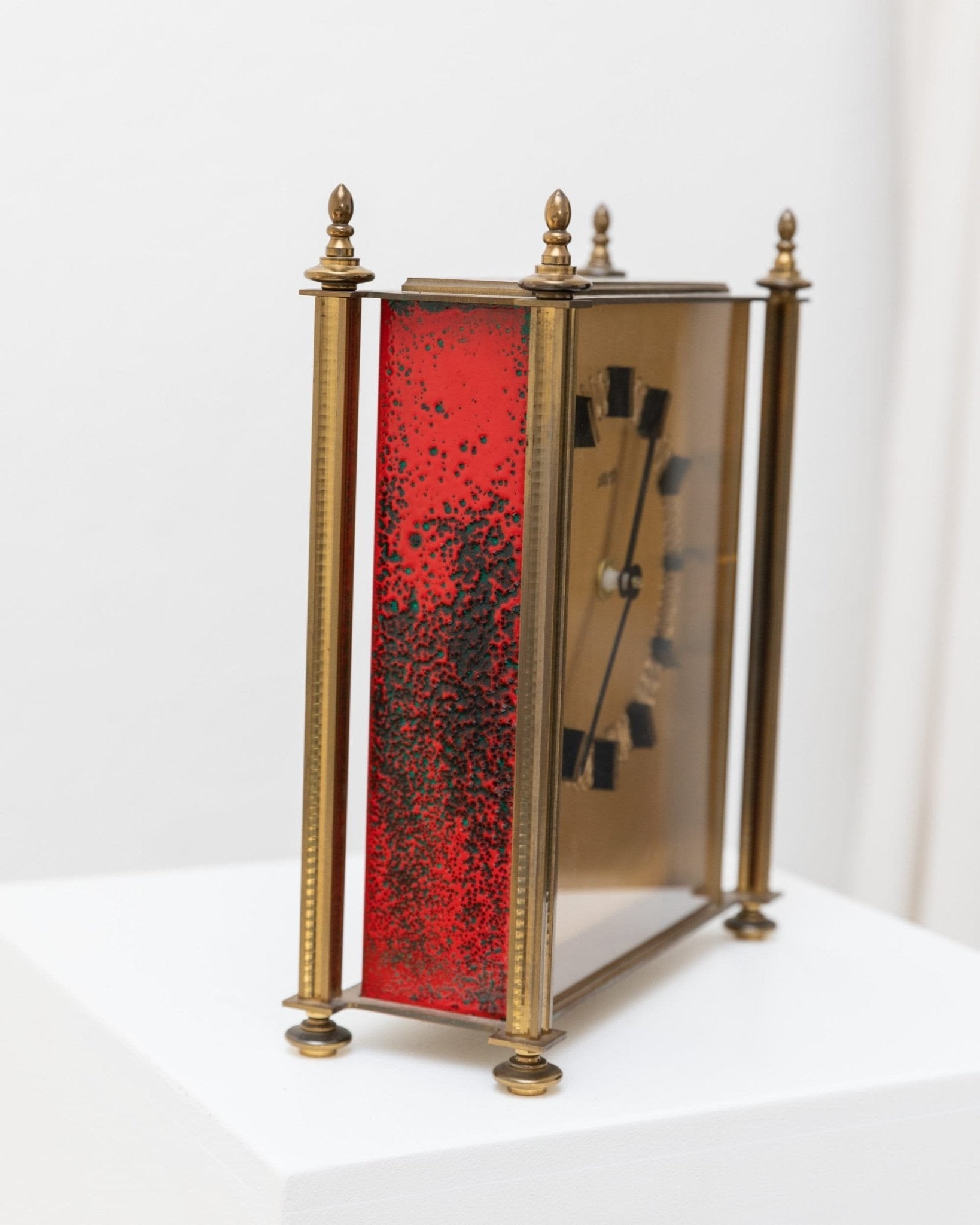 Atlanta desk Clock brass - Vintage standing clock red details - 1970s - Bottega Jacobs