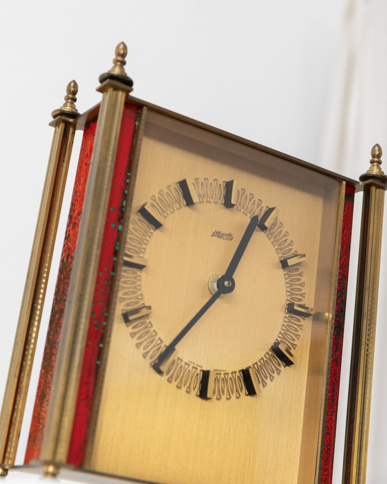 Atlanta desk Clock brass - Vintage standing clock red details - 1970s - Bottega Jacobs