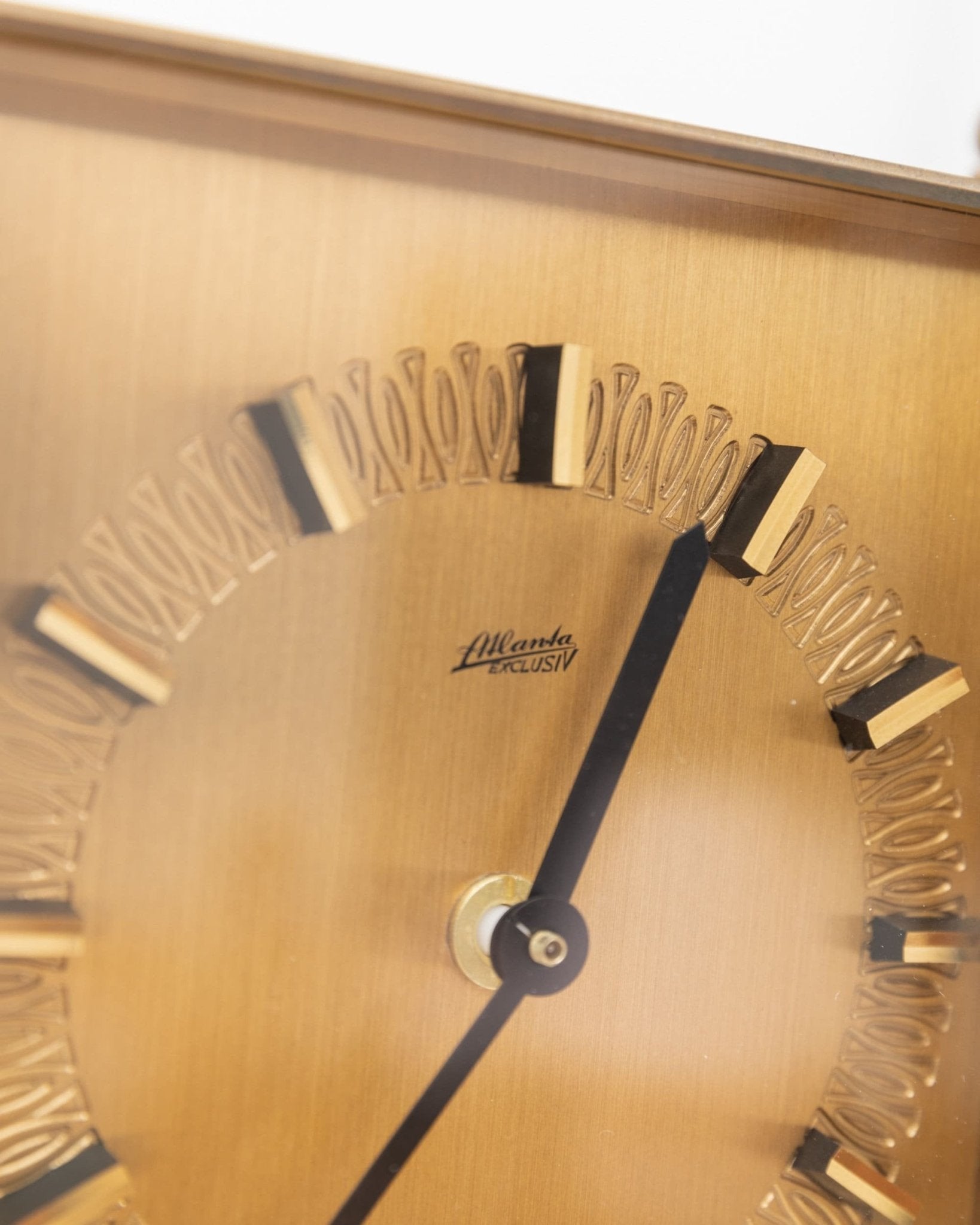 Atlanta desk Clock brass - Vintage standing clock red details - 1970s - Bottega Jacobs