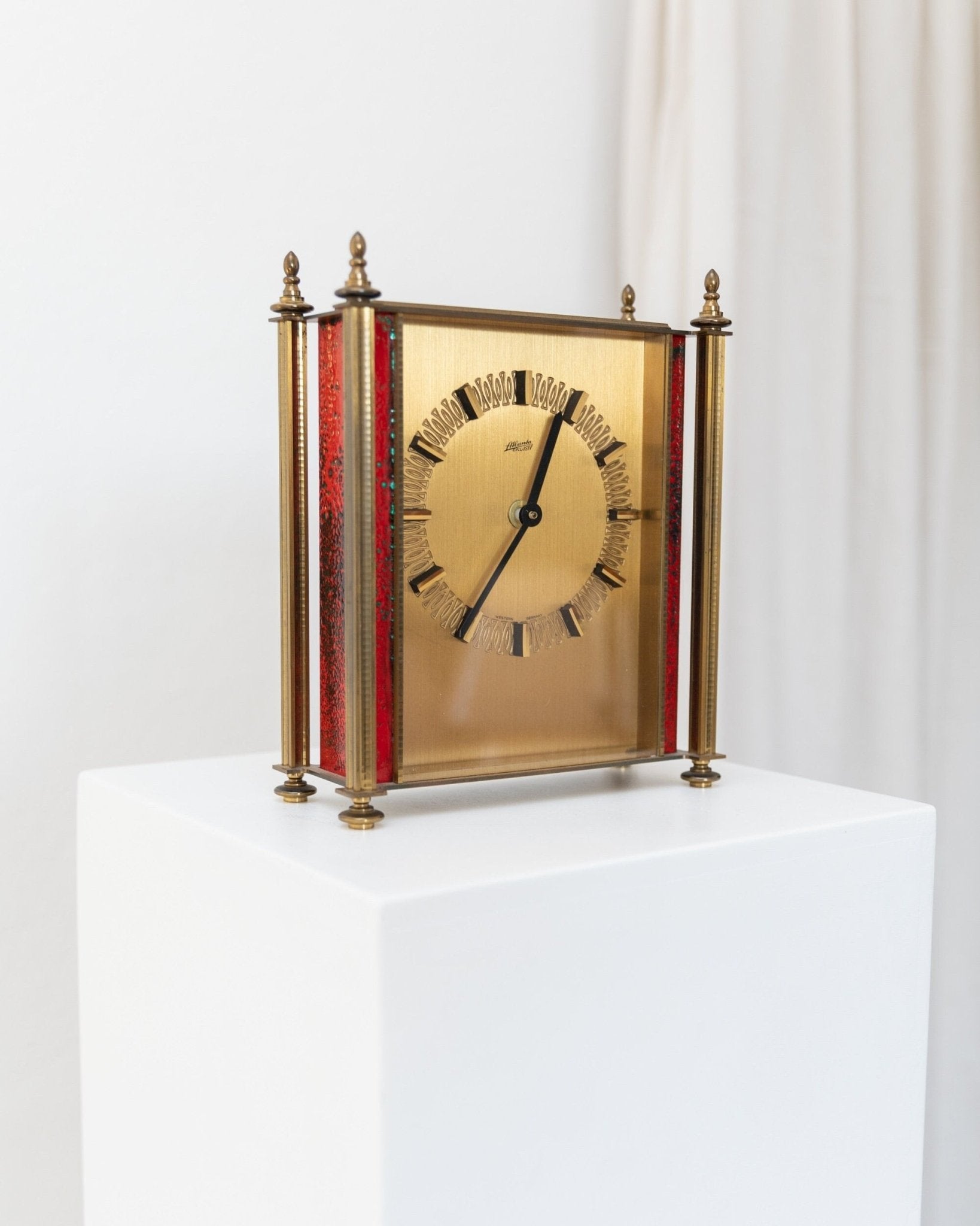 Atlanta desk Clock brass - Vintage standing clock red details - 1970s - Bottega Jacobs