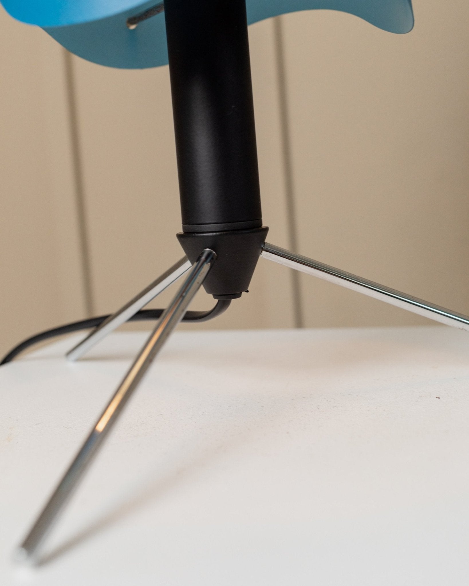 Blue vintage table lamp 80s Memphis style Italy, adjustable metal frame in black and chrome, lampshade with buttons - Bottega Jacobs