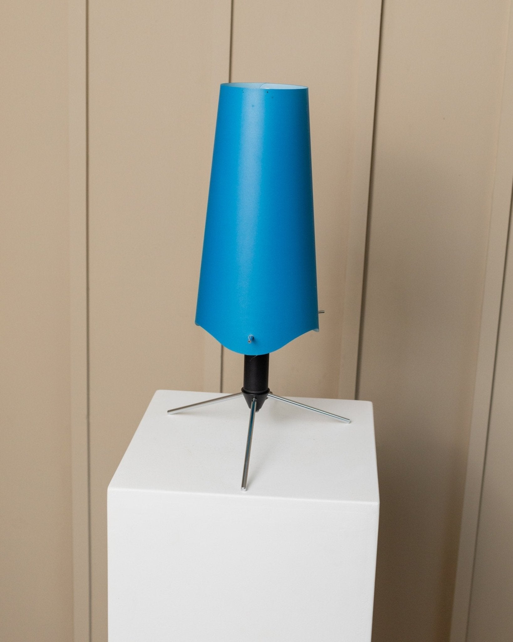 Blue vintage table lamp 80s Memphis style Italy, adjustable metal frame in black and chrome, lampshade with buttons - Bottega Jacobs