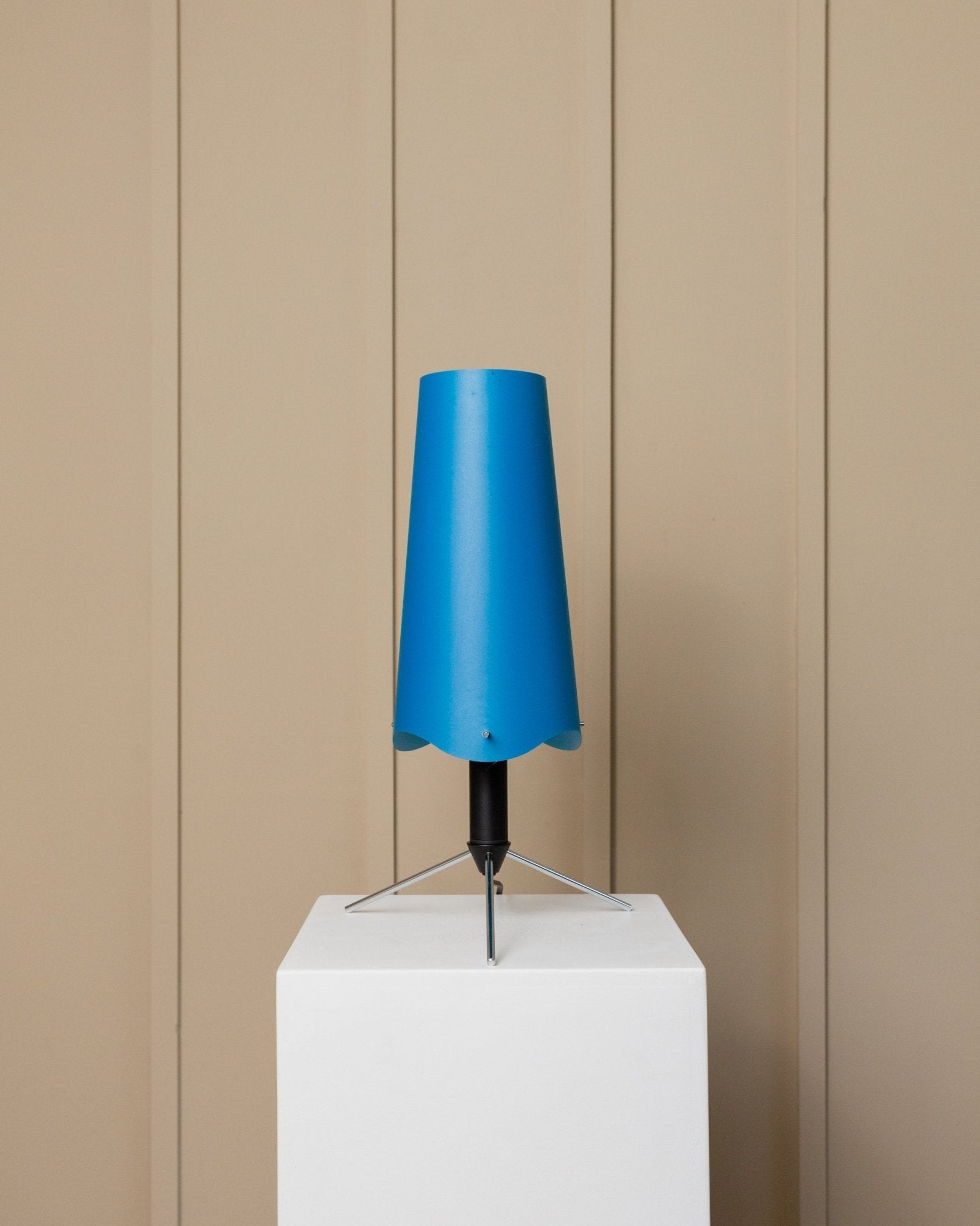 Blue vintage table lamp 80s Memphis style Italy, adjustable metal frame in black and chrome, lampshade with buttons - Bottega Jacobs