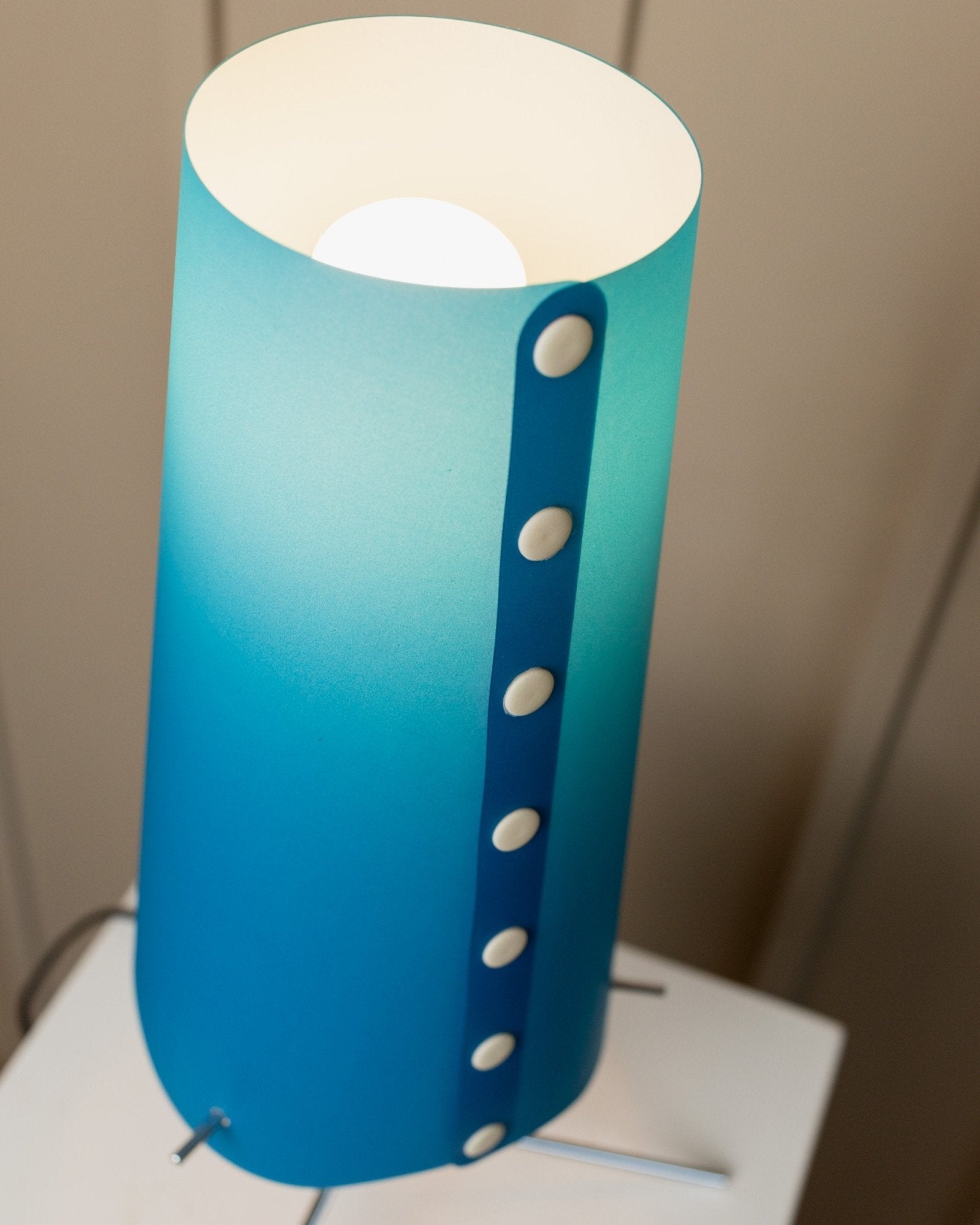 Blue vintage table lamp 80s Memphis style Italy, adjustable metal frame in black and chrome, lampshade with buttons - Bottega Jacobs