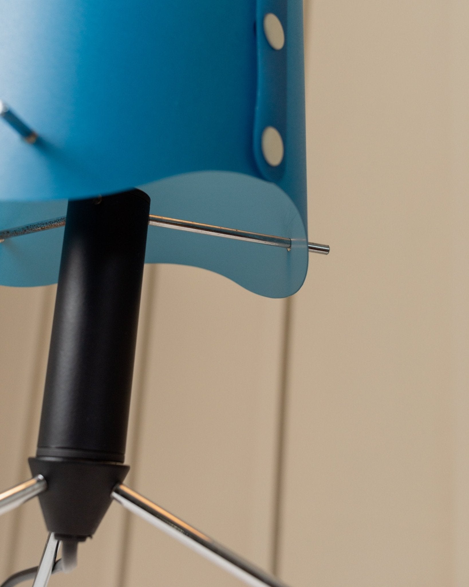 Blue vintage table lamp 80s Memphis style Italy, adjustable metal frame in black and chrome, lampshade with buttons - Bottega Jacobs