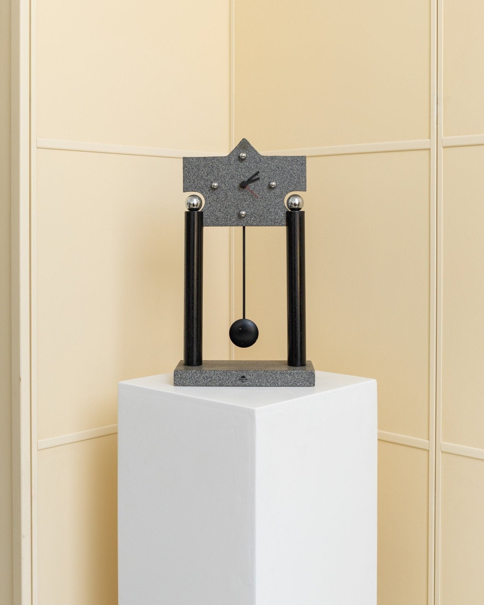 Costantini L'Oggetetto standing Clock - Postmodern Memphis Style - Made in Italy 1980s - Bottega Jacobs