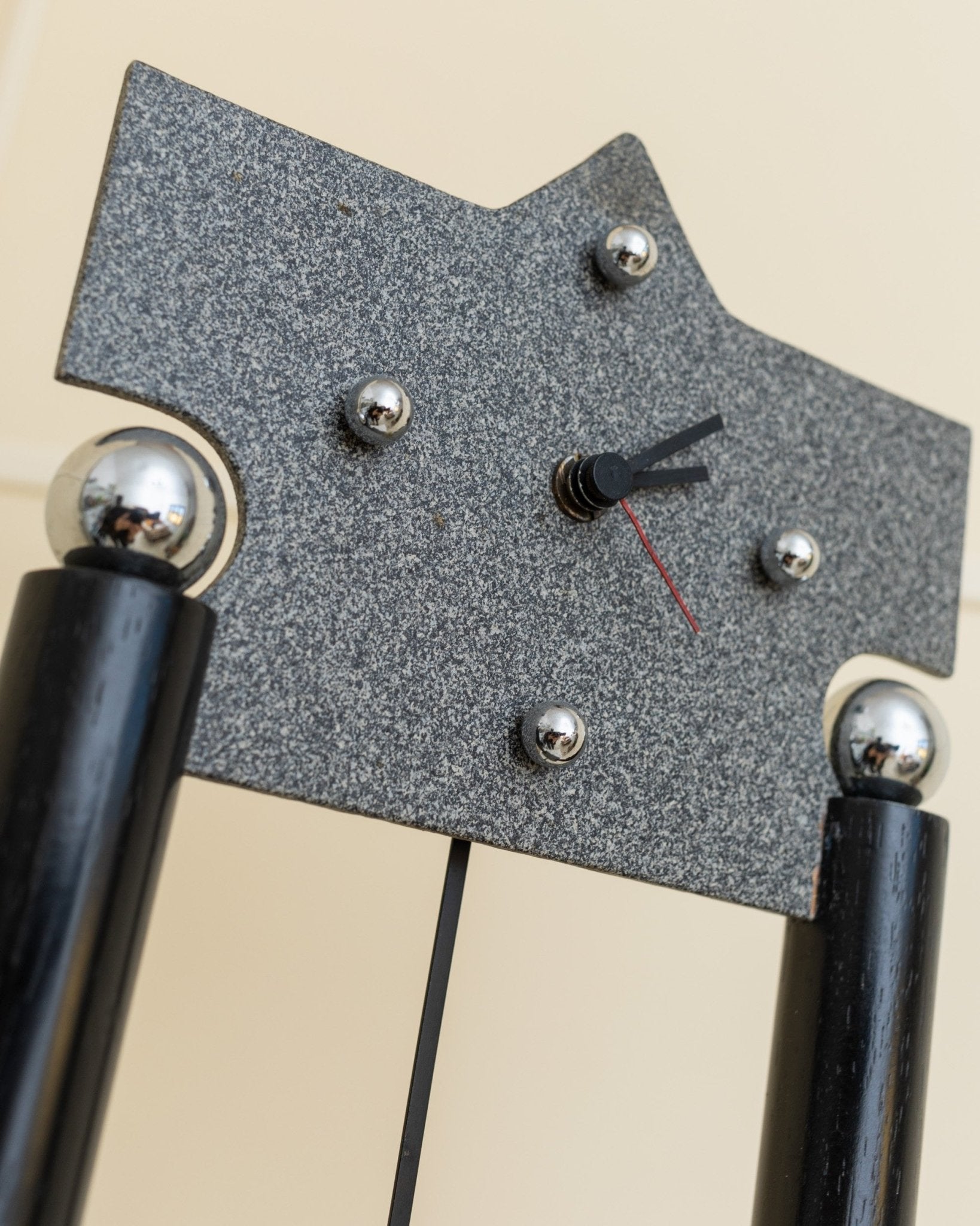 Costantini L'Oggetetto standing Clock - Postmodern Memphis Style - Made in Italy 1980s - Bottega Jacobs