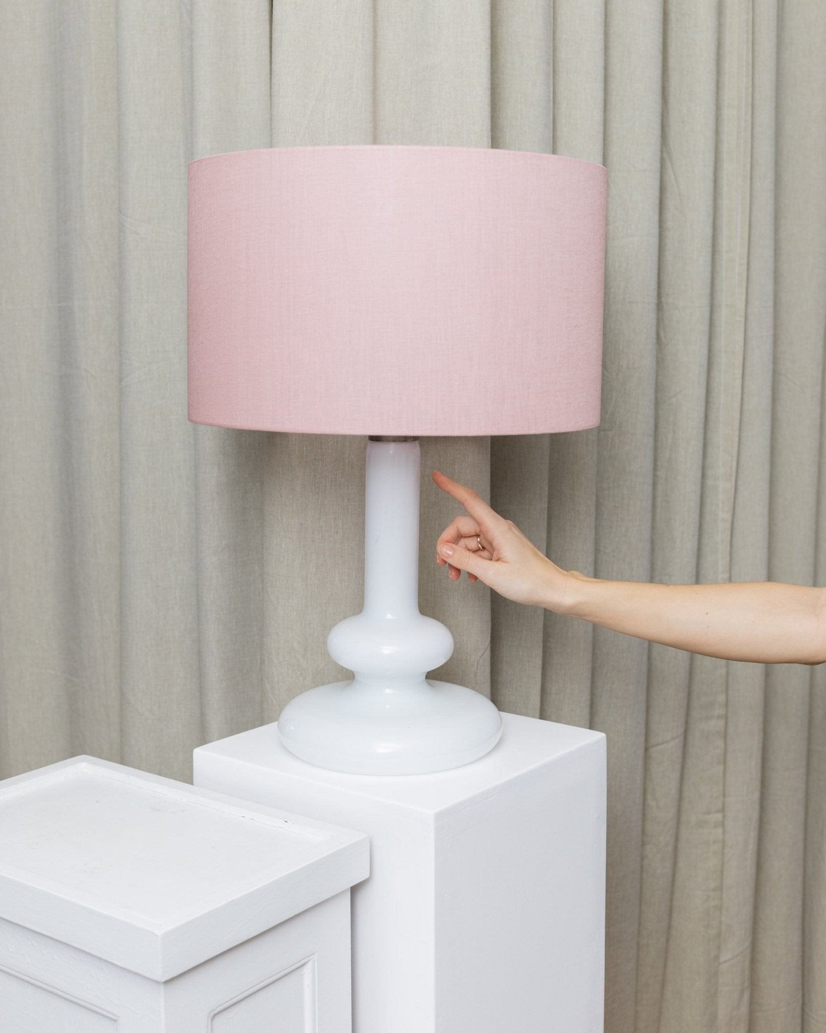 Holmegaard Plaza Table Lamp by Hsin Lung Lin - Glasværk - 1978 - 1984 - Bottega Jacobs