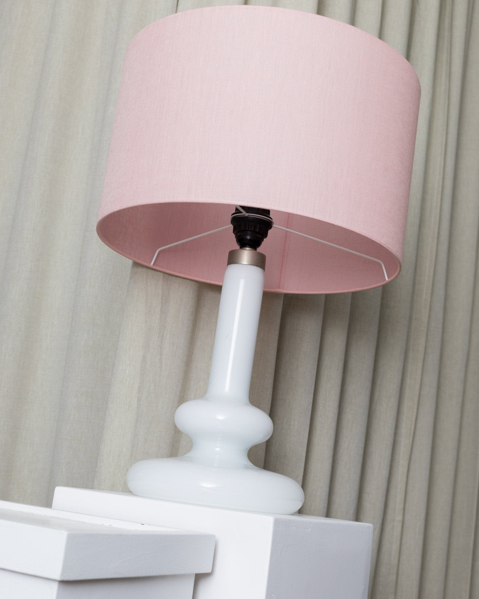 Holmegaard Plaza Table Lamp by Hsin Lung Lin - Glasværk - 1978 - 1984 - Bottega Jacobs