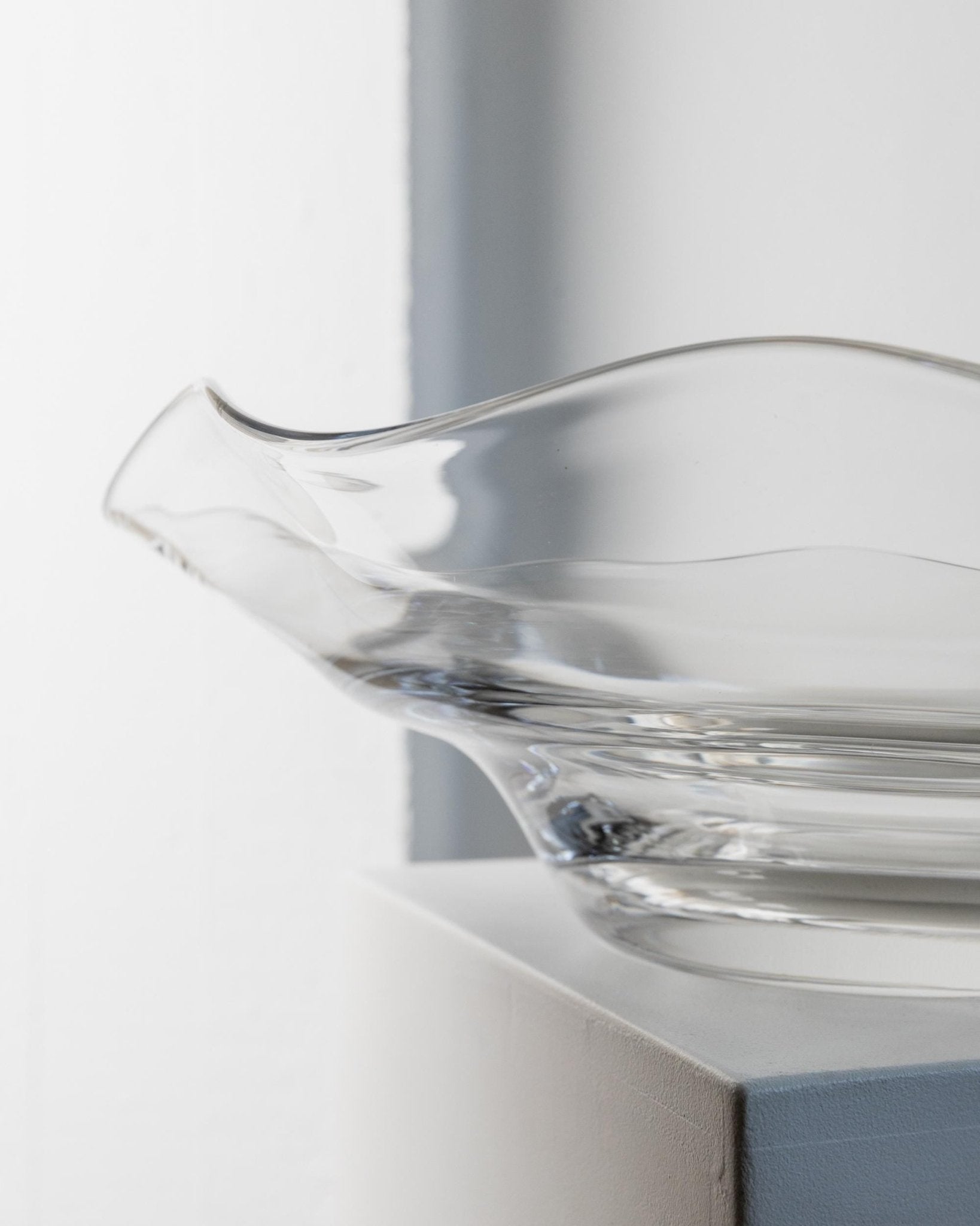 Huge 16,5” Vintage Glass Bowl by Laica Cristalleria - Wavy Shape, Clear Glass, Centerpiece or Fruit Bowl - Italy 1990s - timeless tabledecor_Bottega Jacobs