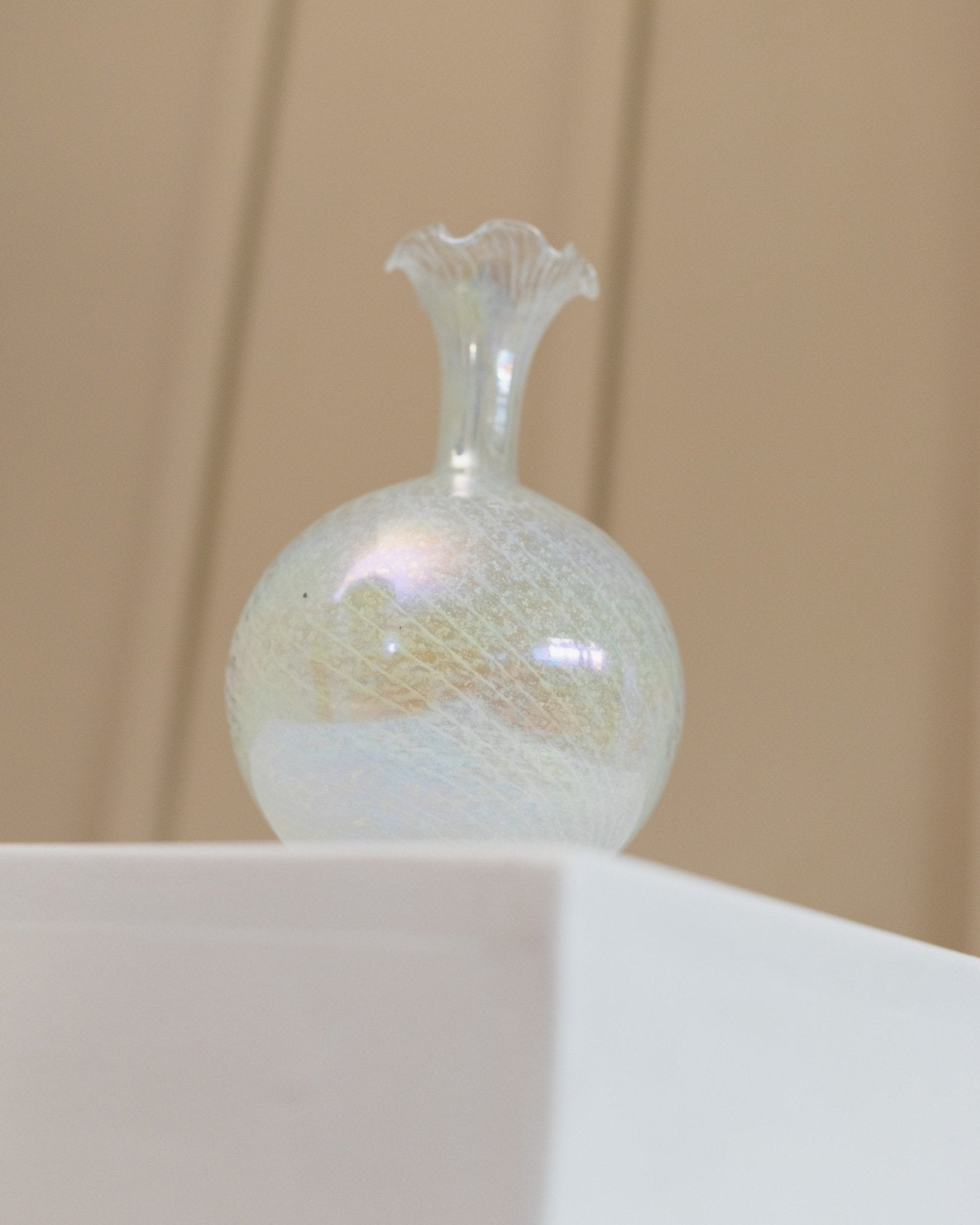Iridescent Murano glass vase 1940s - Vintage Fenton ruffled vase with swirl - Italian glass art - Bottega Jacobs