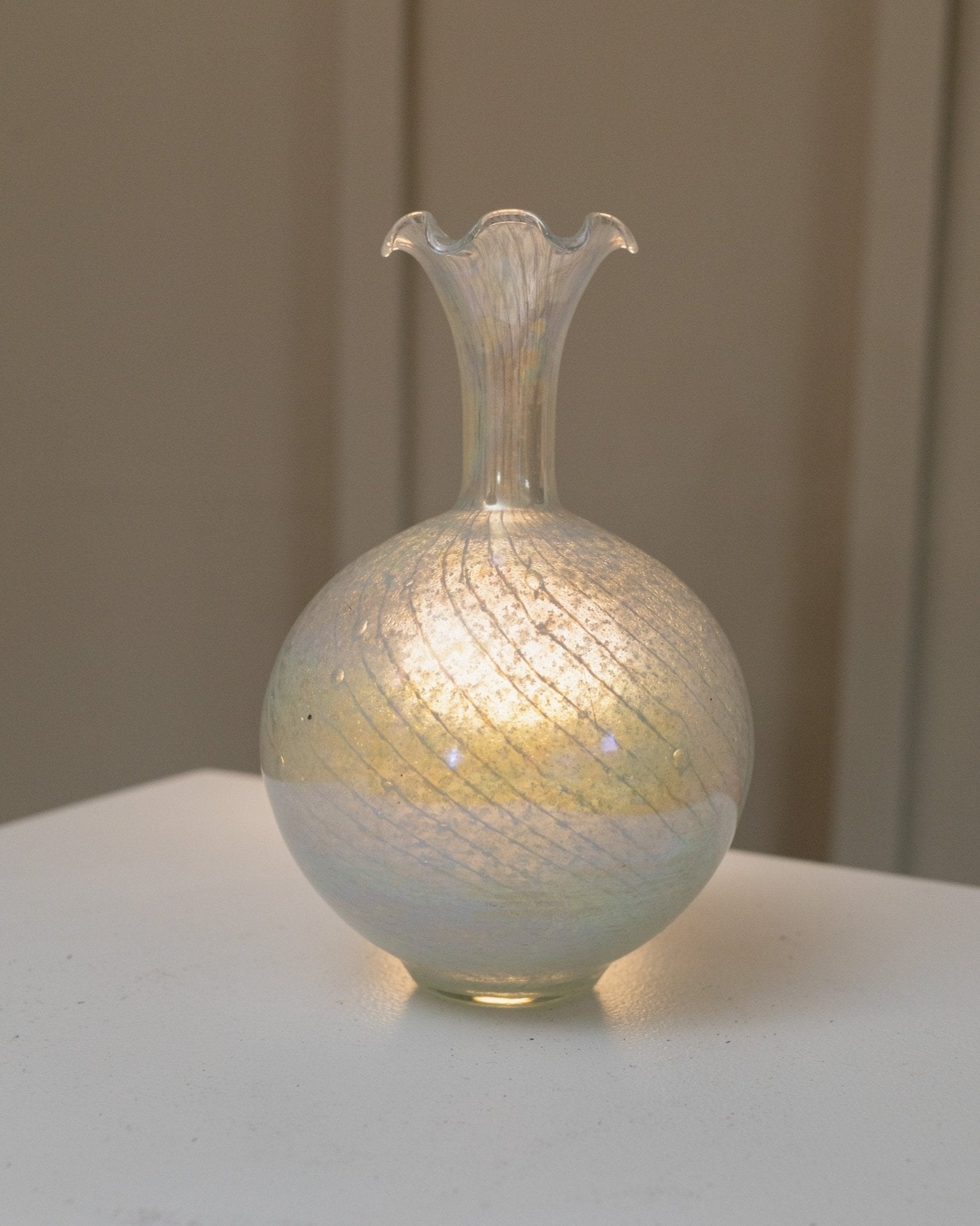 Iridescent Murano glass vase 1940s - Vintage Fenton ruffled vase with swirl - Italian glass art - Bottega Jacobs