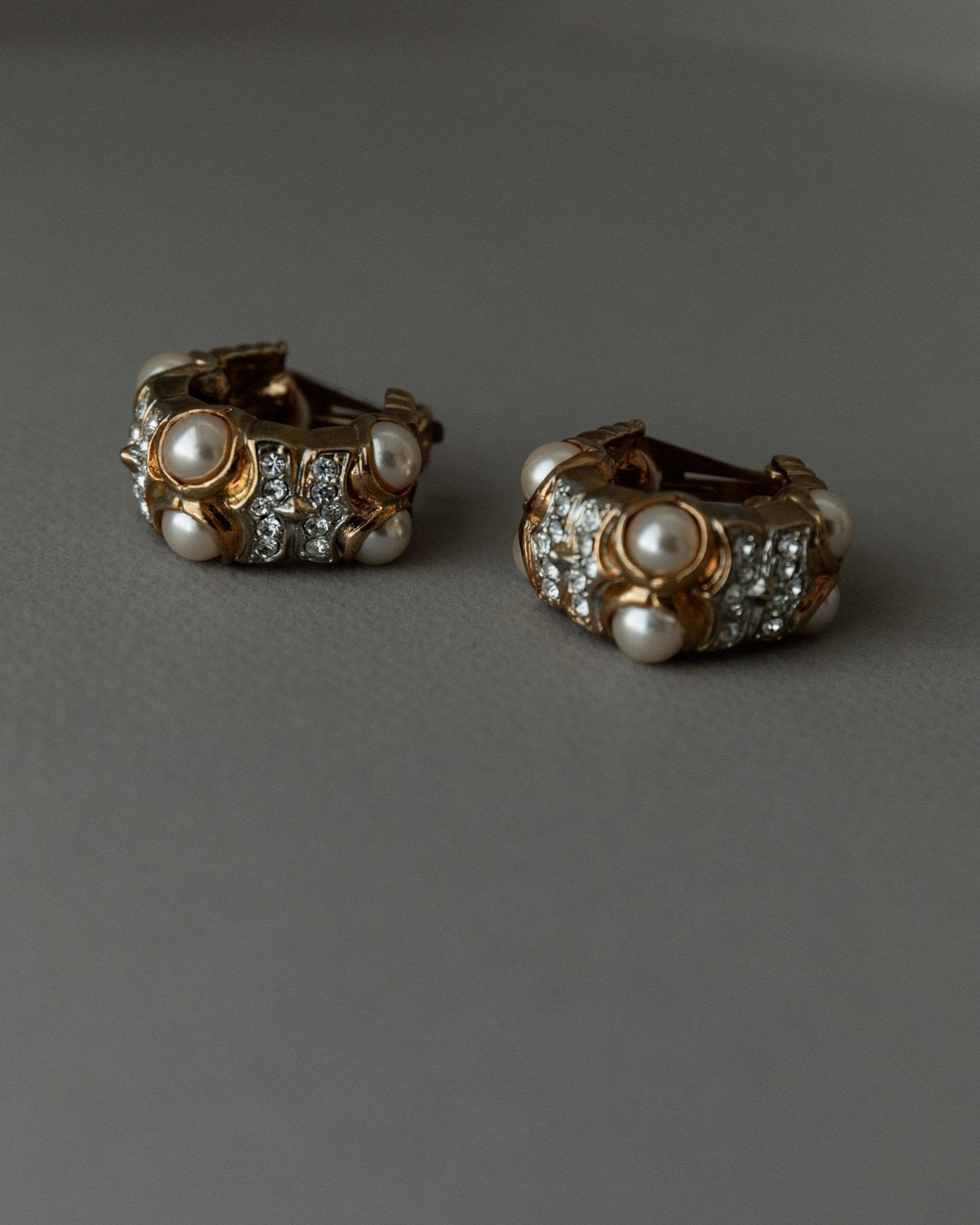 Large vintage gold - plated ear clips with pearls - sculptural, timeless design Italy 1970s - retro statement jewellery, elegant gift idea - Bottega Jacobs