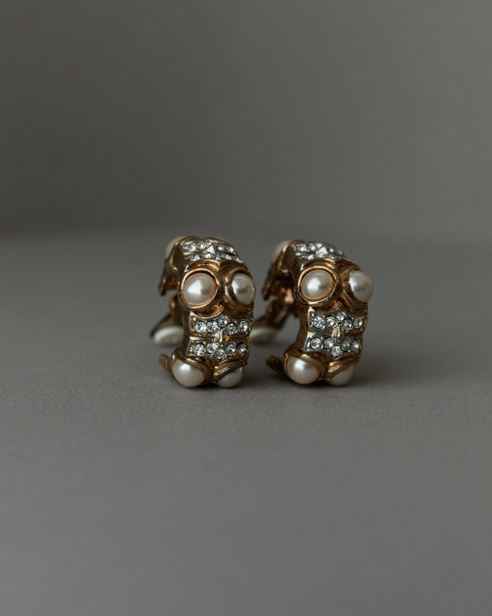 Large vintage gold - plated ear clips with pearls - sculptural, timeless design Italy 1970s - retro statement jewellery, elegant gift idea - Bottega Jacobs