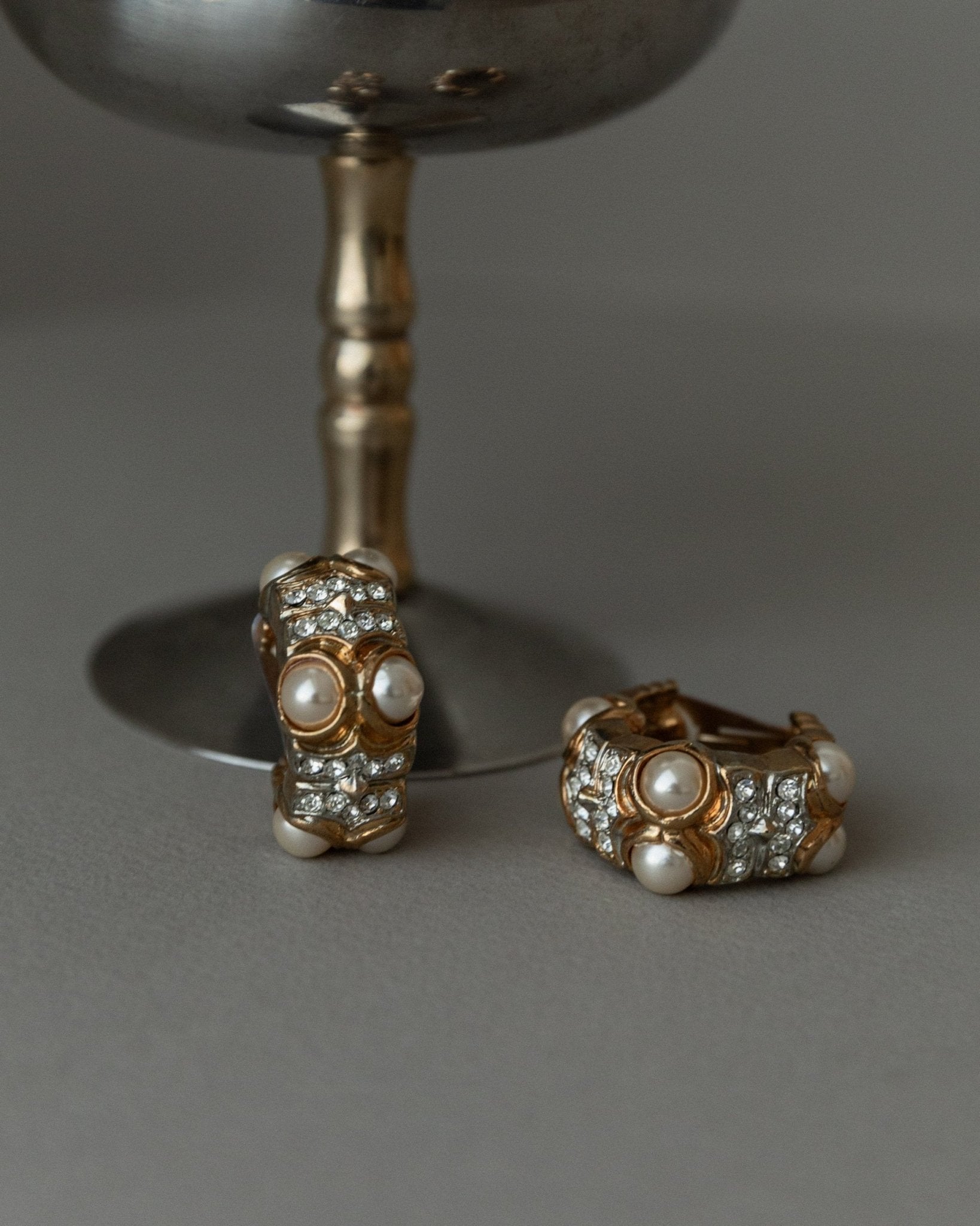 Large vintage gold - plated ear clips with pearls - sculptural, timeless design Italy 1970s - retro statement jewellery, elegant gift idea - Bottega Jacobs