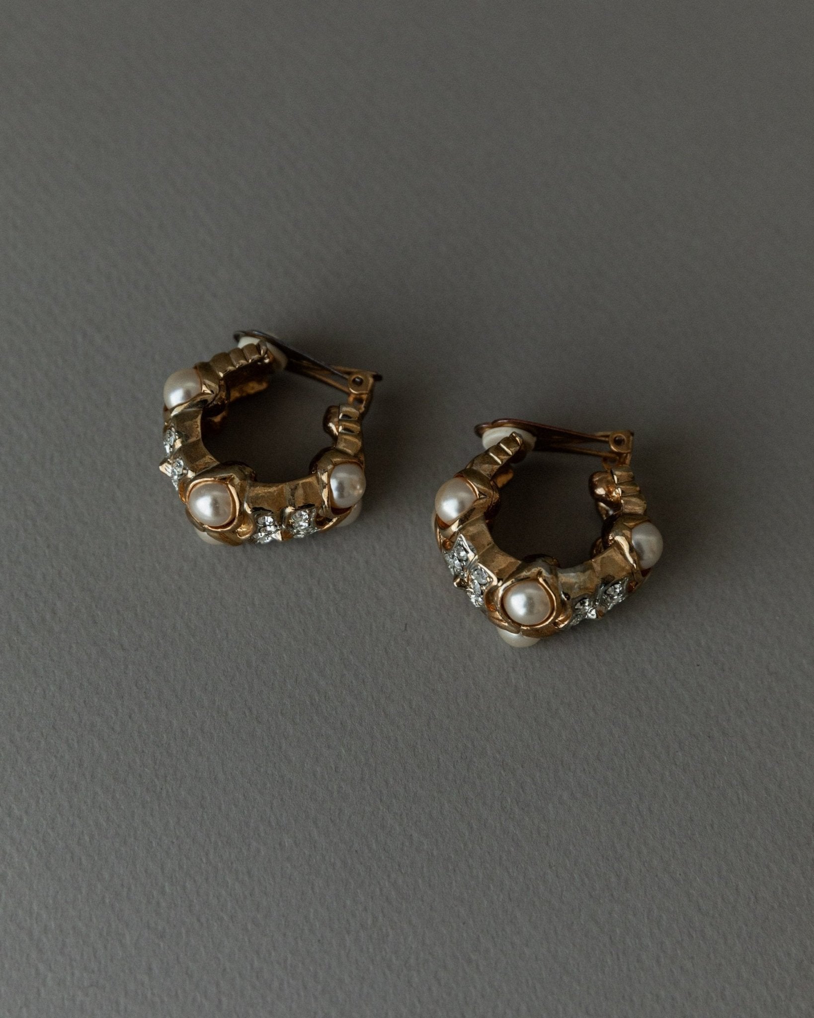 Large vintage gold - plated ear clips with pearls - sculptural, timeless design Italy 1970s - retro statement jewellery, elegant gift idea - Bottega Jacobs