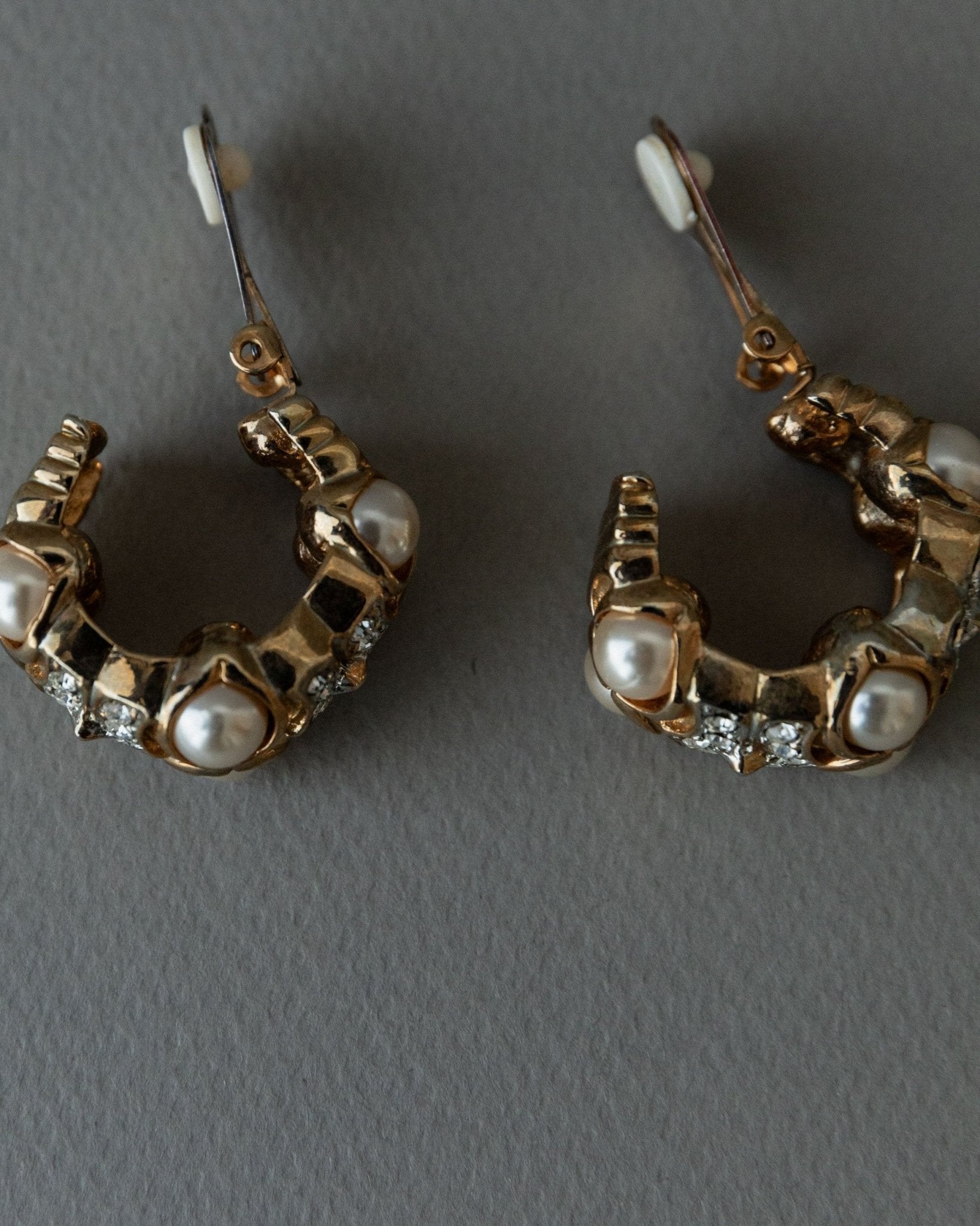 Large vintage gold - plated ear clips with pearls - sculptural, timeless design Italy 1970s - retro statement jewellery, elegant gift idea - Bottega Jacobs