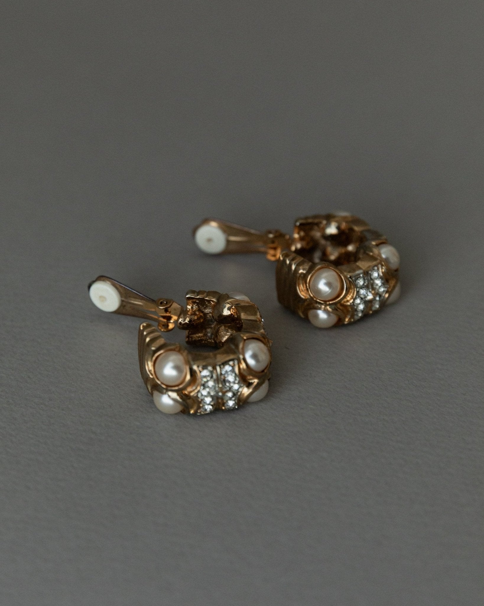 Large vintage gold - plated ear clips with pearls - sculptural, timeless design Italy 1970s - retro statement jewellery, elegant gift idea - Bottega Jacobs