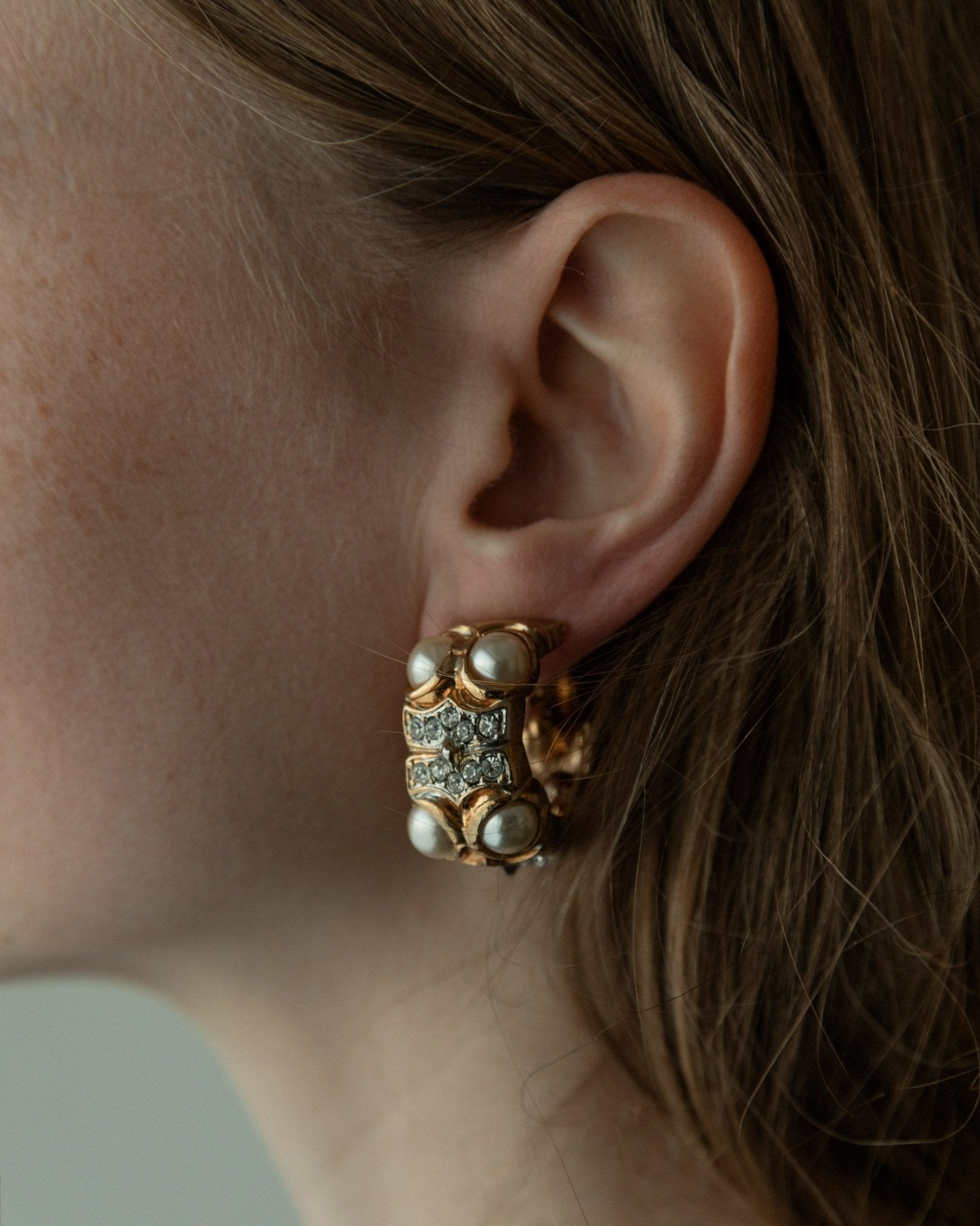 Large vintage gold - plated ear clips with pearls - sculptural, timeless design Italy 1970s - retro statement jewellery, elegant gift idea - Bottega Jacobs