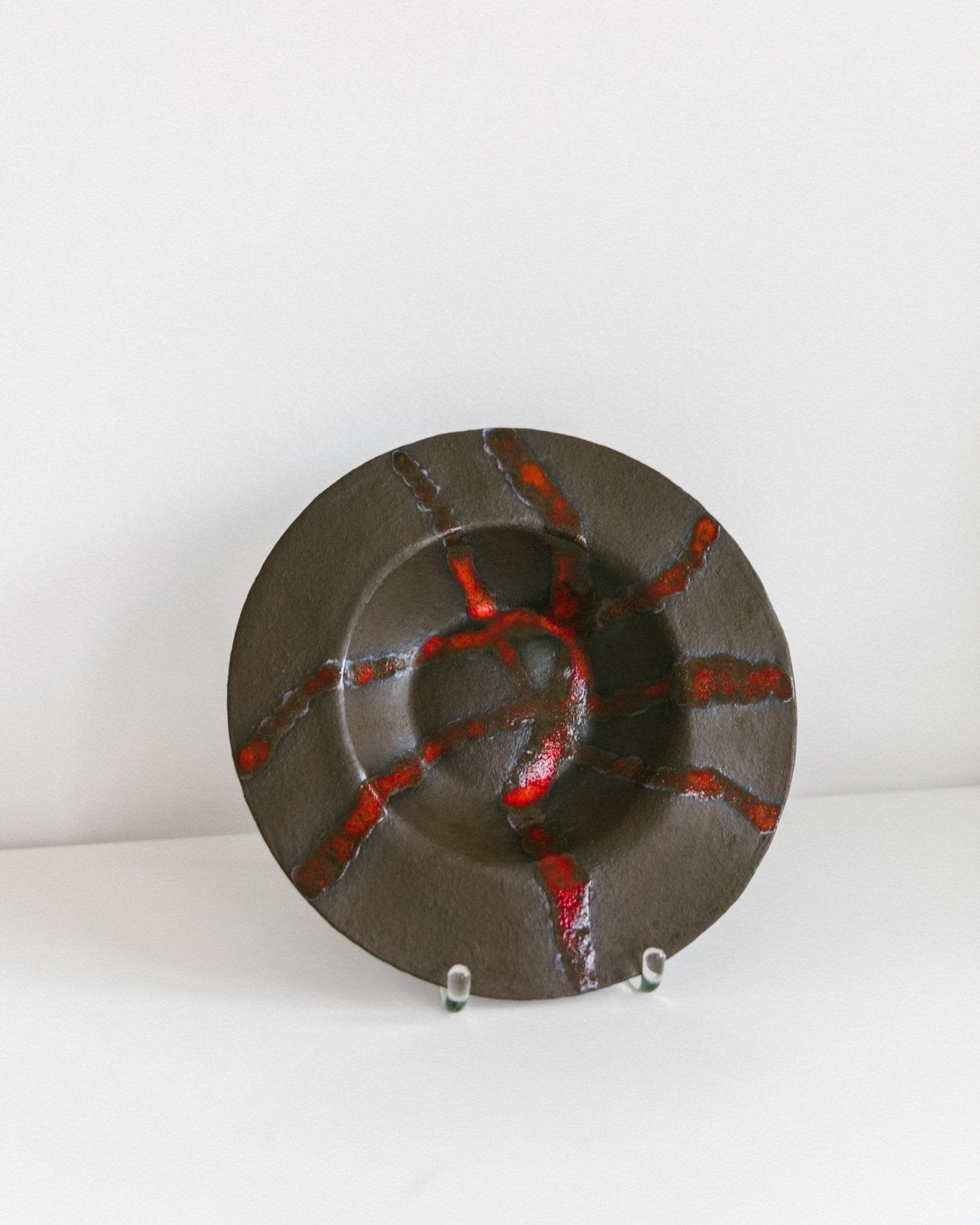 Red, signed and partially glazed studio ceramic fruit bowl in the 60s 70s Mid century design - Bottega Jacobs