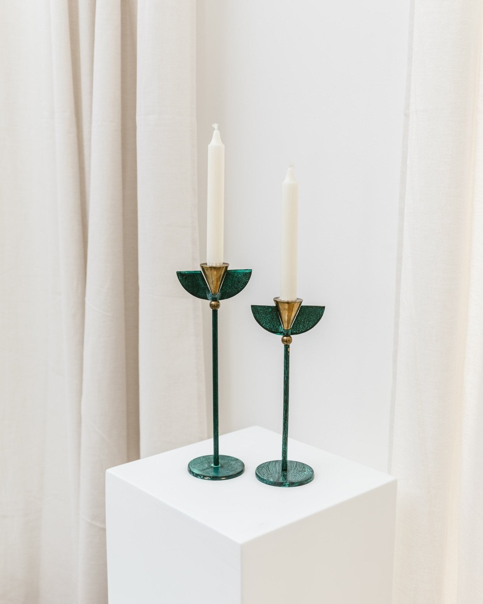 Set of 2 brass candle stands in the Hollywood Regency Style - 1980s - Bottega Jacobs