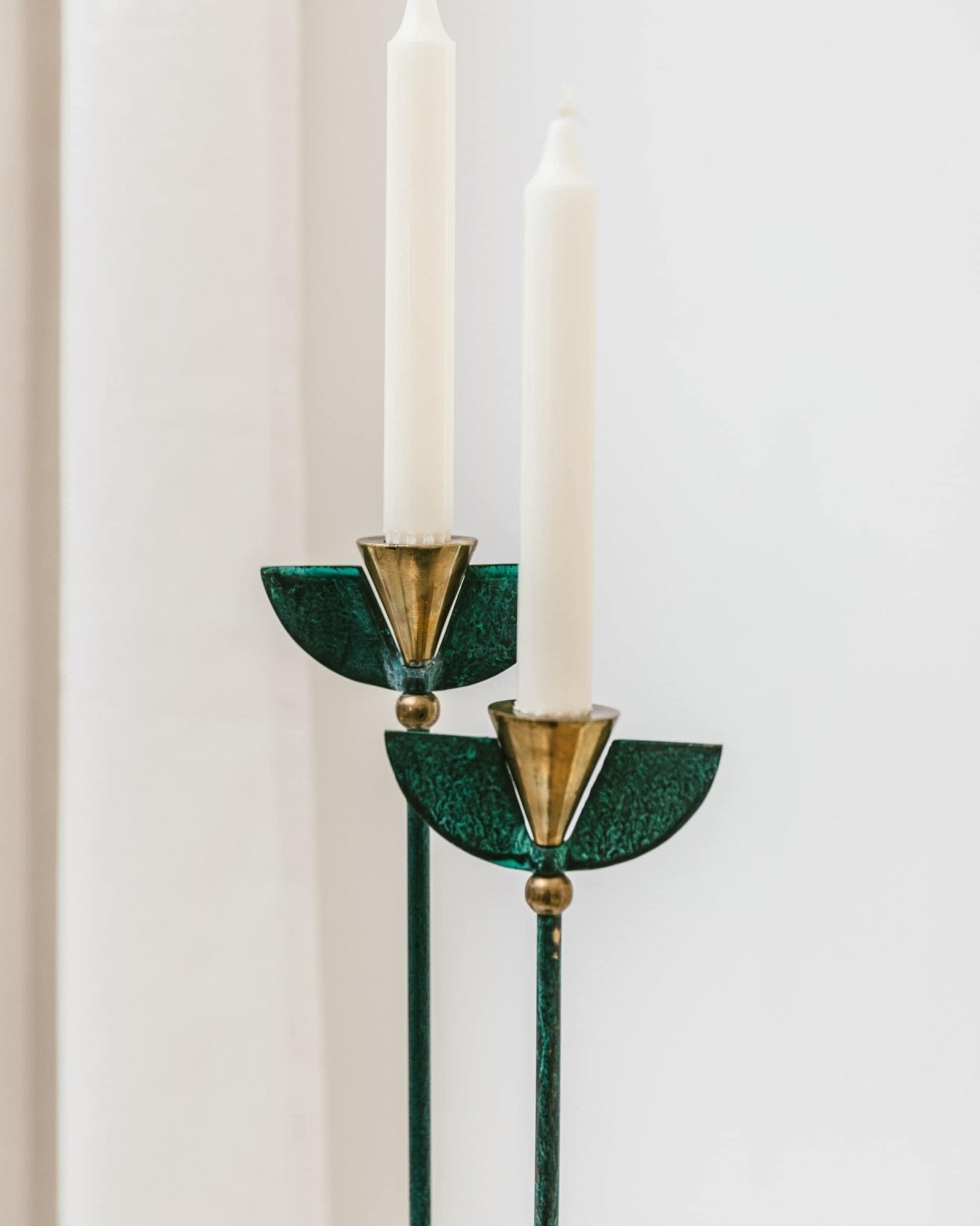 Set of 2 brass candle stands in the Hollywood Regency Style - 1980s - Bottega Jacobs