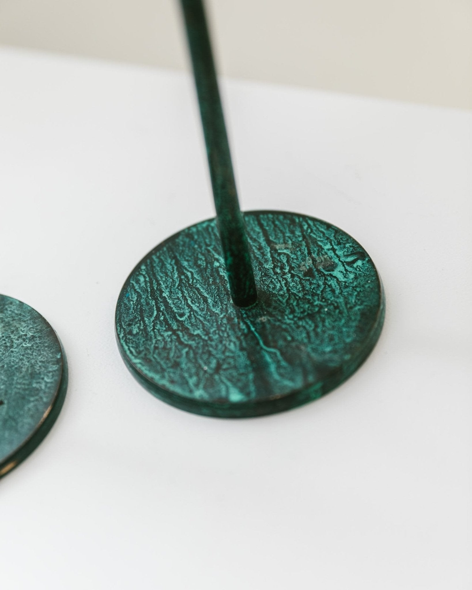 Set of 2 brass candle stands in the Hollywood Regency Style - 1980s - Bottega Jacobs