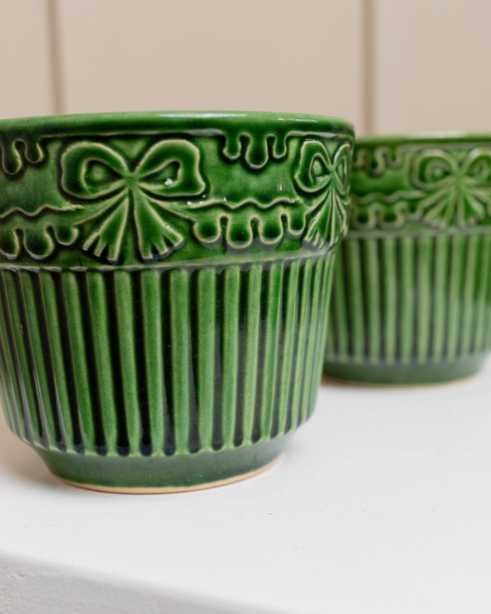 Set of 2 vintage bay ceramic flower pots - Model 603 - 14 - Green ripple and flower relief - West Germany 1980s - Bottega Jacobs