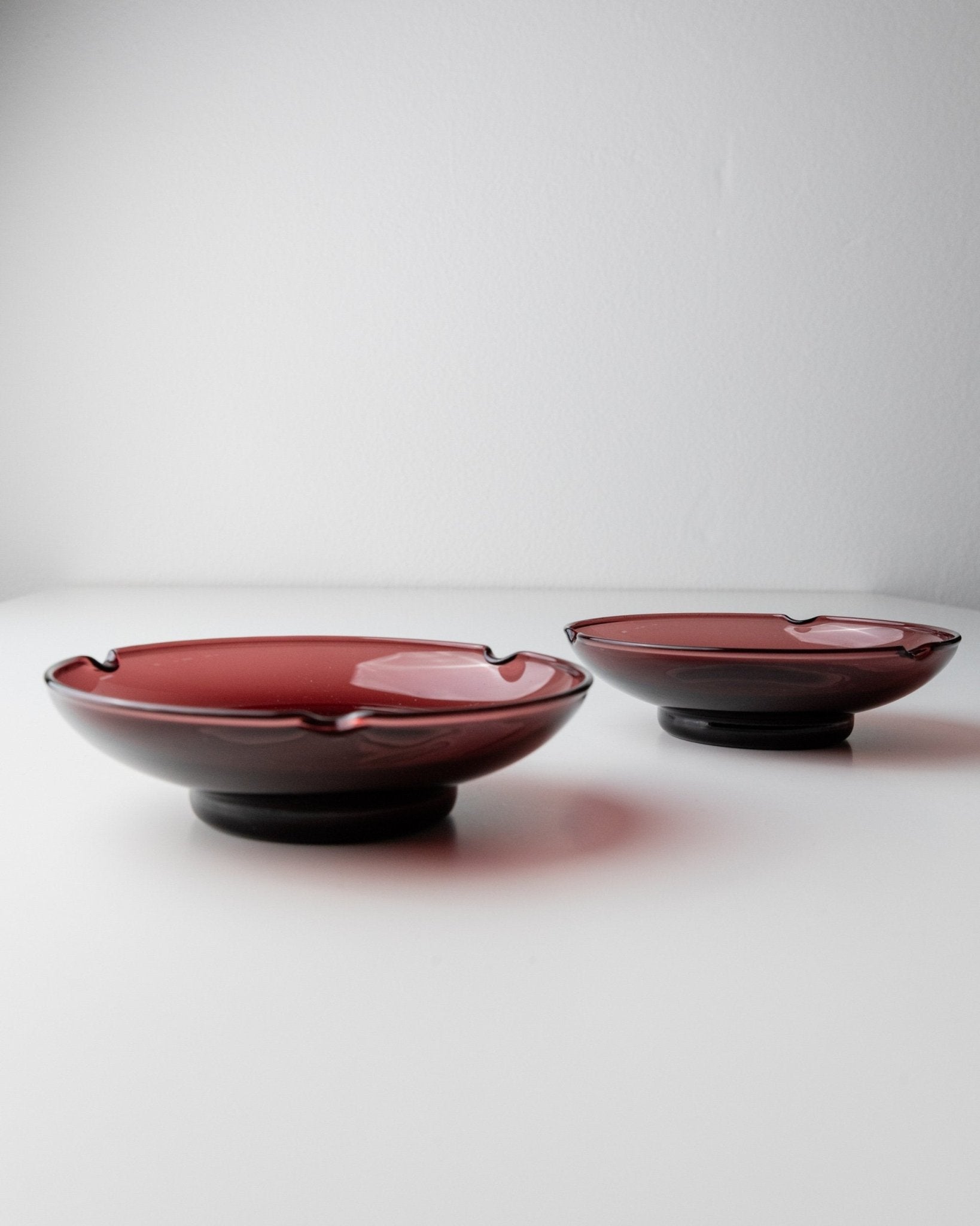 Set of 2 vintage Murano glass ashtrays - blackberry, dark red, mid - century design Italy 1970s - elegant gift idea, retro decoration - Bottega Jacobs