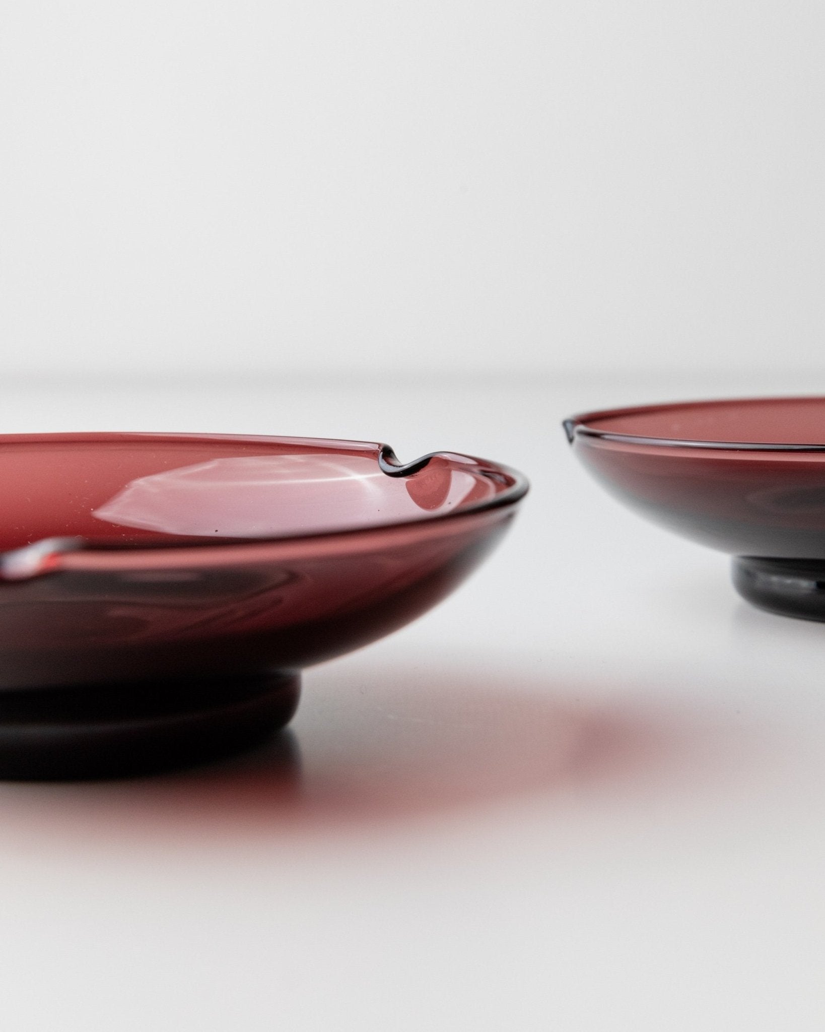 Set of 2 vintage Murano glass ashtrays - blackberry, dark red, mid - century design Italy 1970s - elegant gift idea, retro decoration - Bottega Jacobs