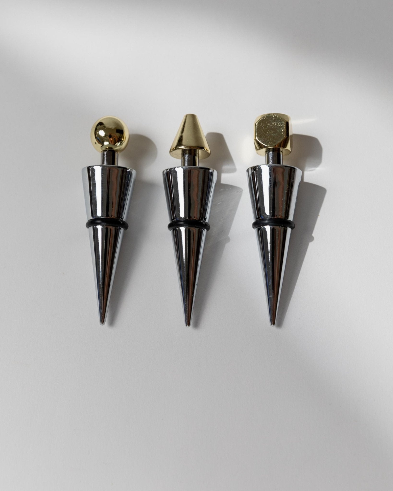 Set of 3 Vintage Bottle Stoppers Metal - Geometric Conical with Golden Tops - Design Italy 1980s - Gift Idea Retro, Elegant Bar Decoration_Bottega Jacobs