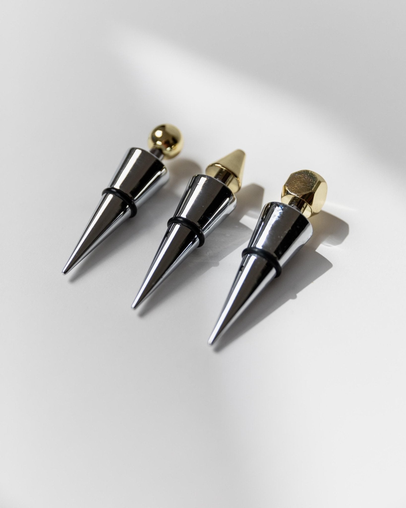 Set of 3 Vintage Bottle Stoppers Metal - Geometric Conical with Golden Tops - Design Italy 1980s - Gift Idea Retro, Elegant Bar Decoration_Bottega Jacobs