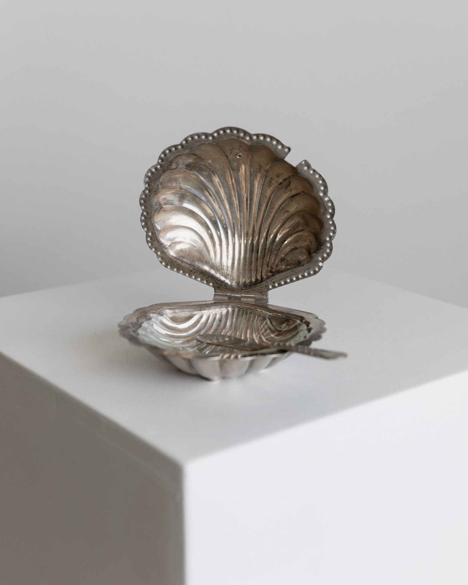 Silver - plated vintage butter, caviar or salt tin in shell shape - Italy 1950s - Noble vintage table decoration antique, elegant gift idea - Bottega Jacobs