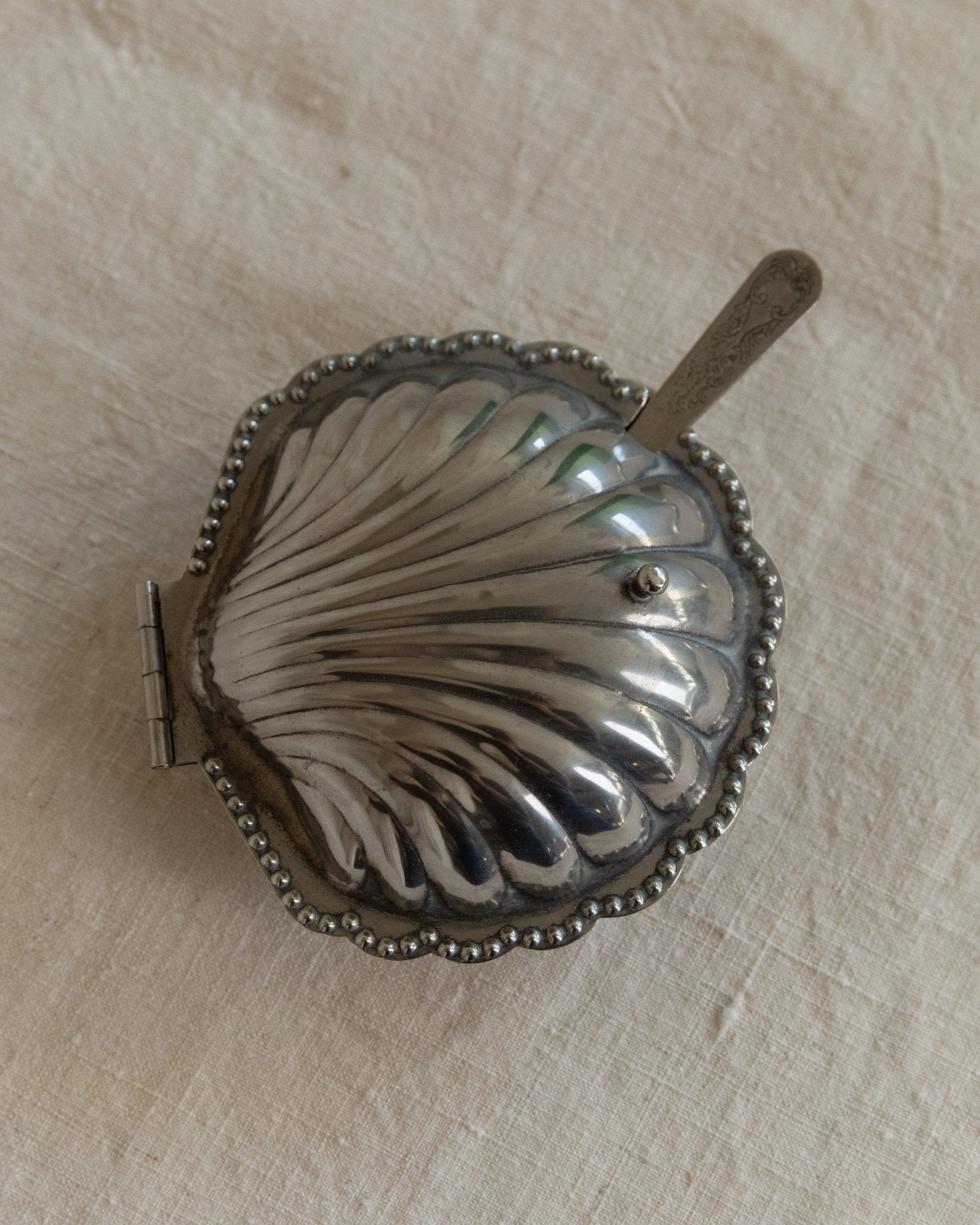 Silver - plated vintage butter, caviar or salt tin in shell shape - Italy 1950s - Noble vintage table decoration antique, elegant gift idea - Bottega Jacobs