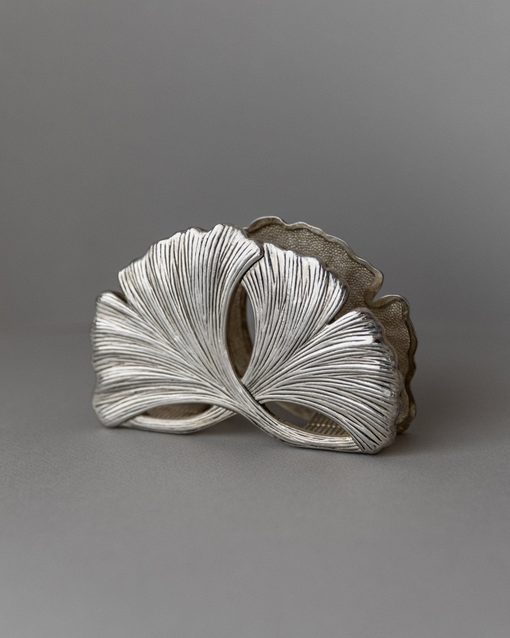 Silver - plated vintage napkin or magazine holder, timeless design gingko motif Italy 1960s - Noble table decoration, elegant gift idea - Bottega Jacobs