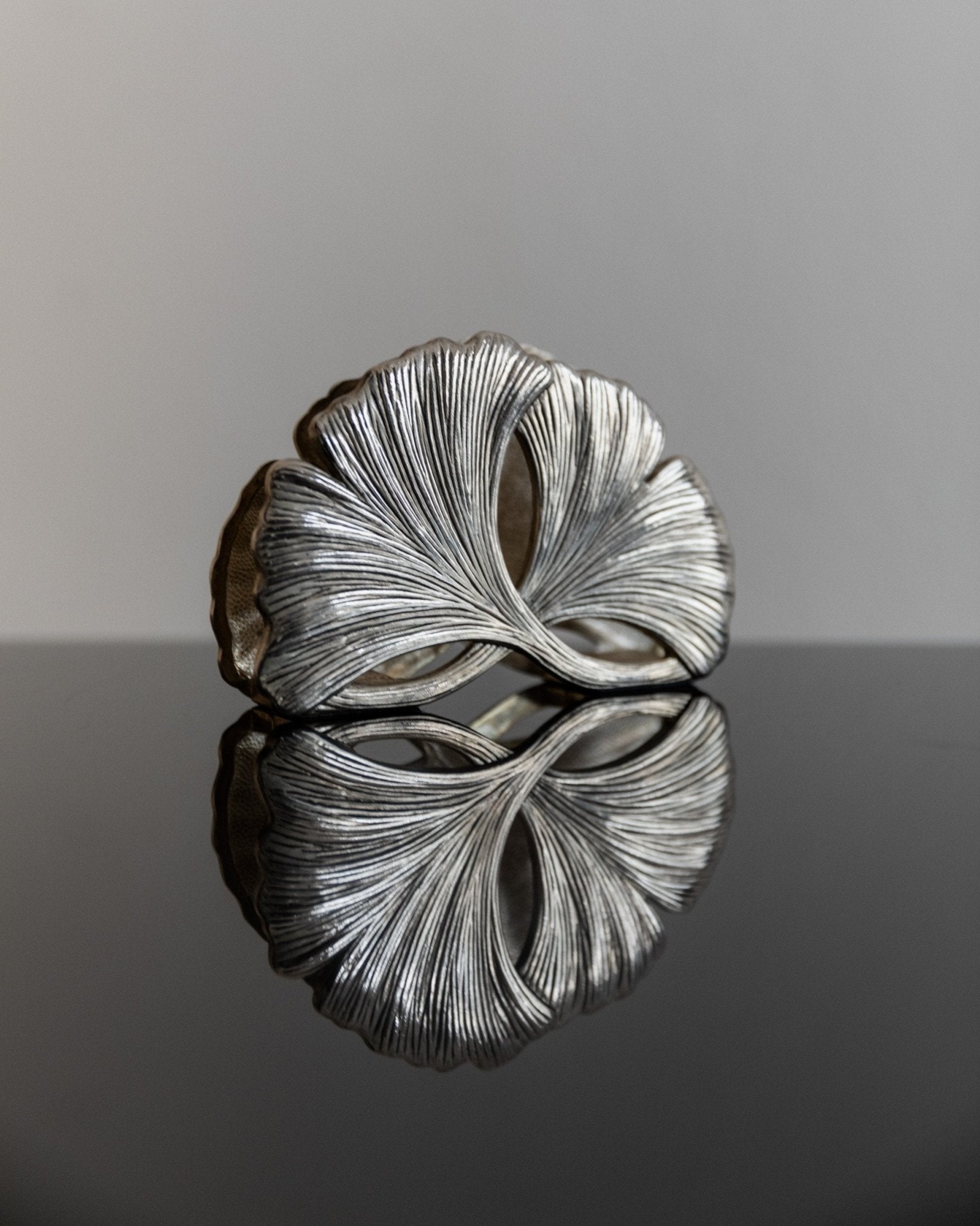 Silver - plated vintage napkin or magazine holder, timeless design gingko motif Italy 1960s - Noble table decoration, elegant gift idea - Bottega Jacobs