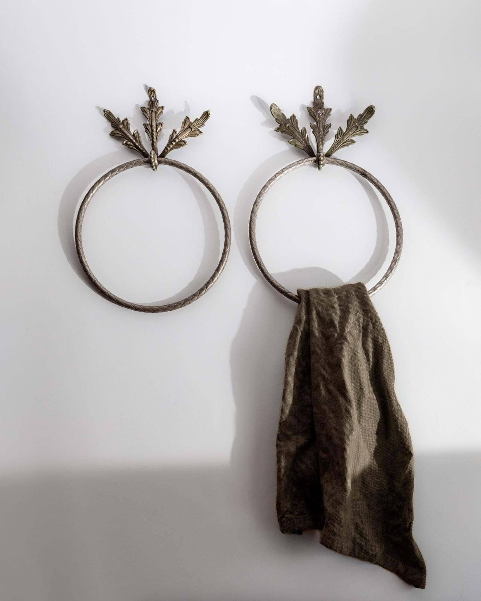 Vintage 1930s Hand Towel Rings, Set of 2, Metal Oak Leaf Relief Design, Antique Bathroom Accessories, Timeless Decor, Elegant Gift Idea_Bottega Jacobs