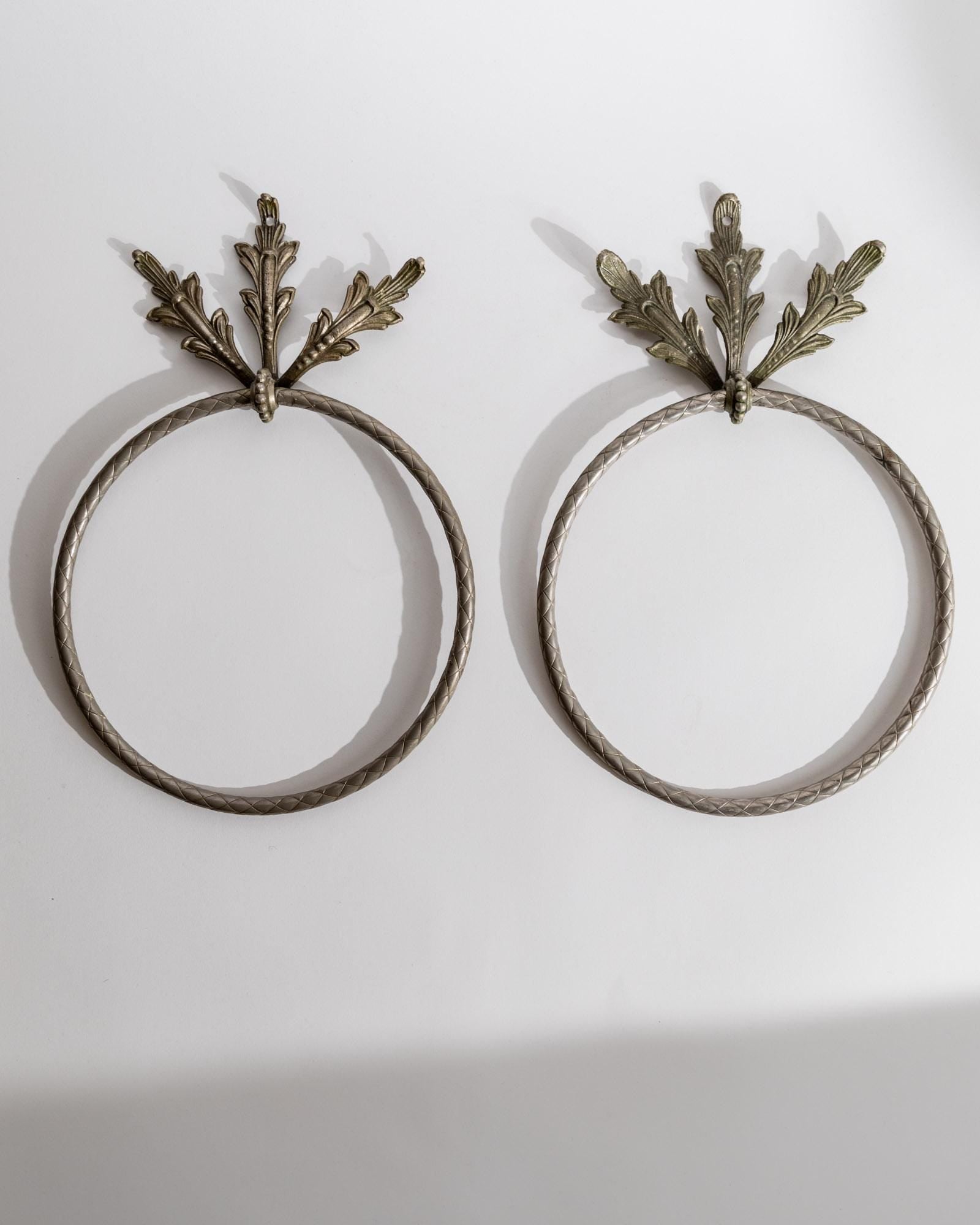 Vintage 1930s Hand Towel Rings, Set of 2, Metal Oak Leaf Relief Design, Antique Bathroom Accessories, Timeless Decor, Elegant Gift Idea_Bottega Jacobs