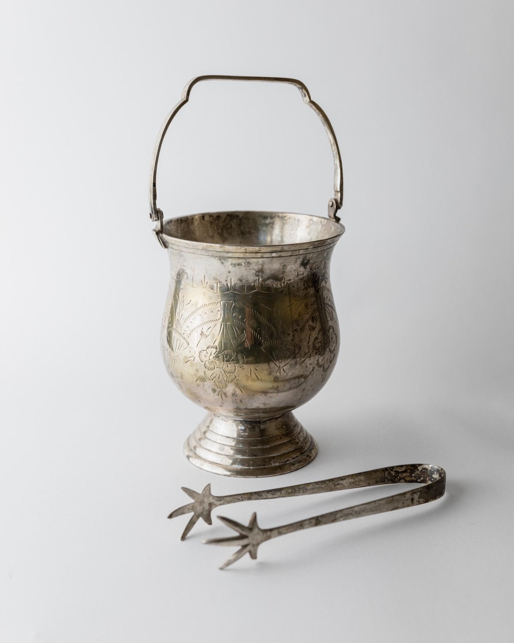 Vintage 1930s Silver Plated Brass Ice Bucket, Decorative Pattern with Claw Shaped Tongs, Elegant Barware Accessory, Table Decor, Gift Idea_Bottega Jacobs