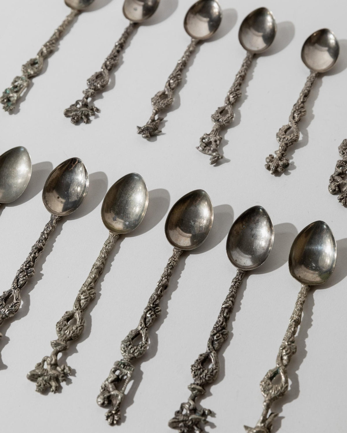 Vintage 1930s Silver Plated Tea and Cake Serving Set, 13 Ornate Spoons with Heraldic Figures and 1 Cake Server, Italian Tableware, Gift Idea_Bottega Jacobs