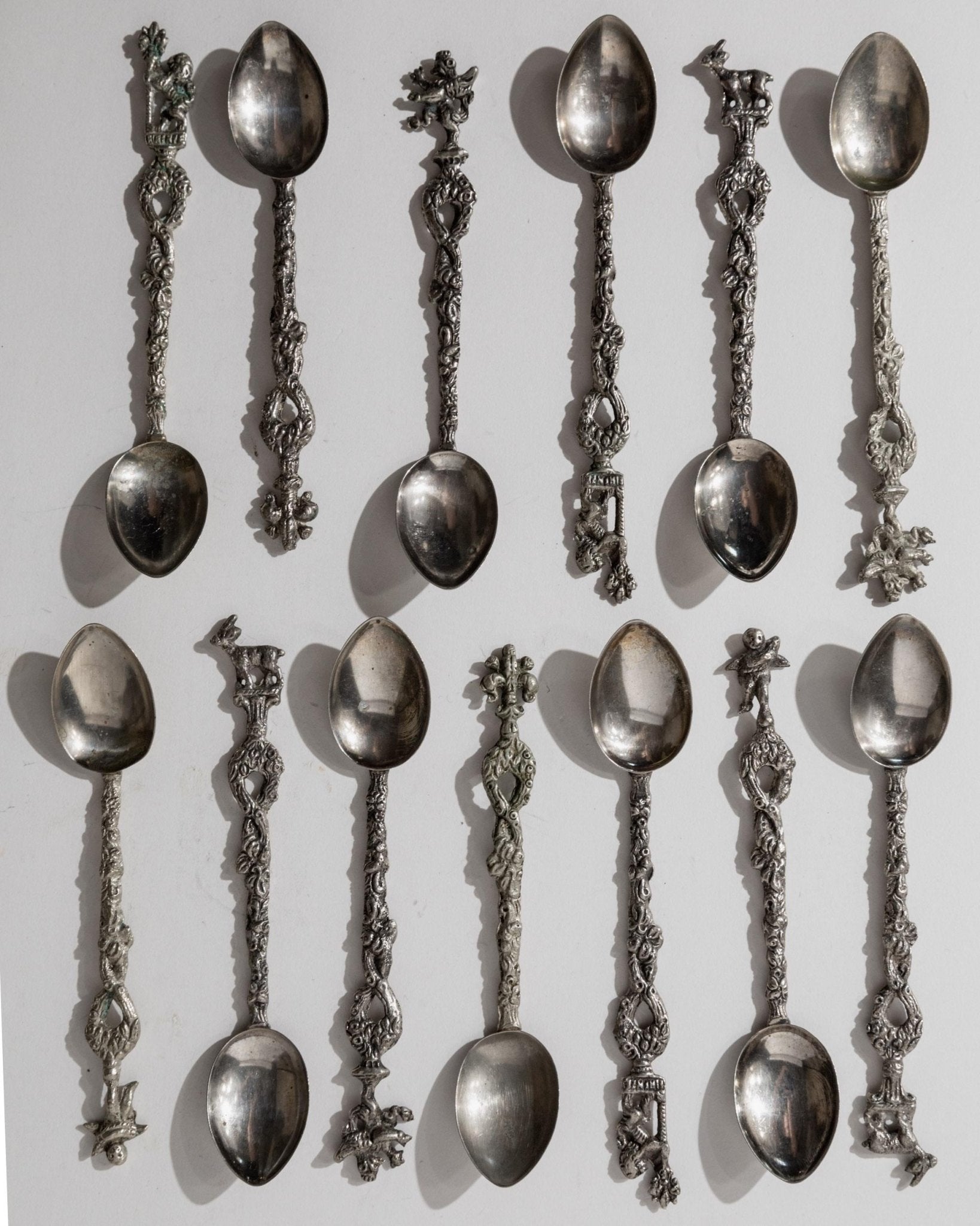 Vintage 1930s Silver Plated Tea and Cake Serving Set, 13 Ornate Spoons with Heraldic Figures and 1 Cake Server, Italian Tableware, Gift Idea_Bottega Jacobs
