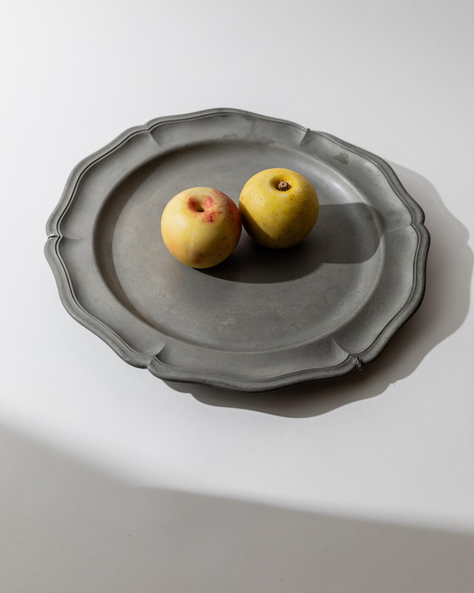 Vintage 1940s Pewter Wall Plate, Curved Rim with Ribbed Detailing, Classic Decorative Accent, Timeless Rustic Wall Decor, Elegant Gift Idea_Bottega Jacobs