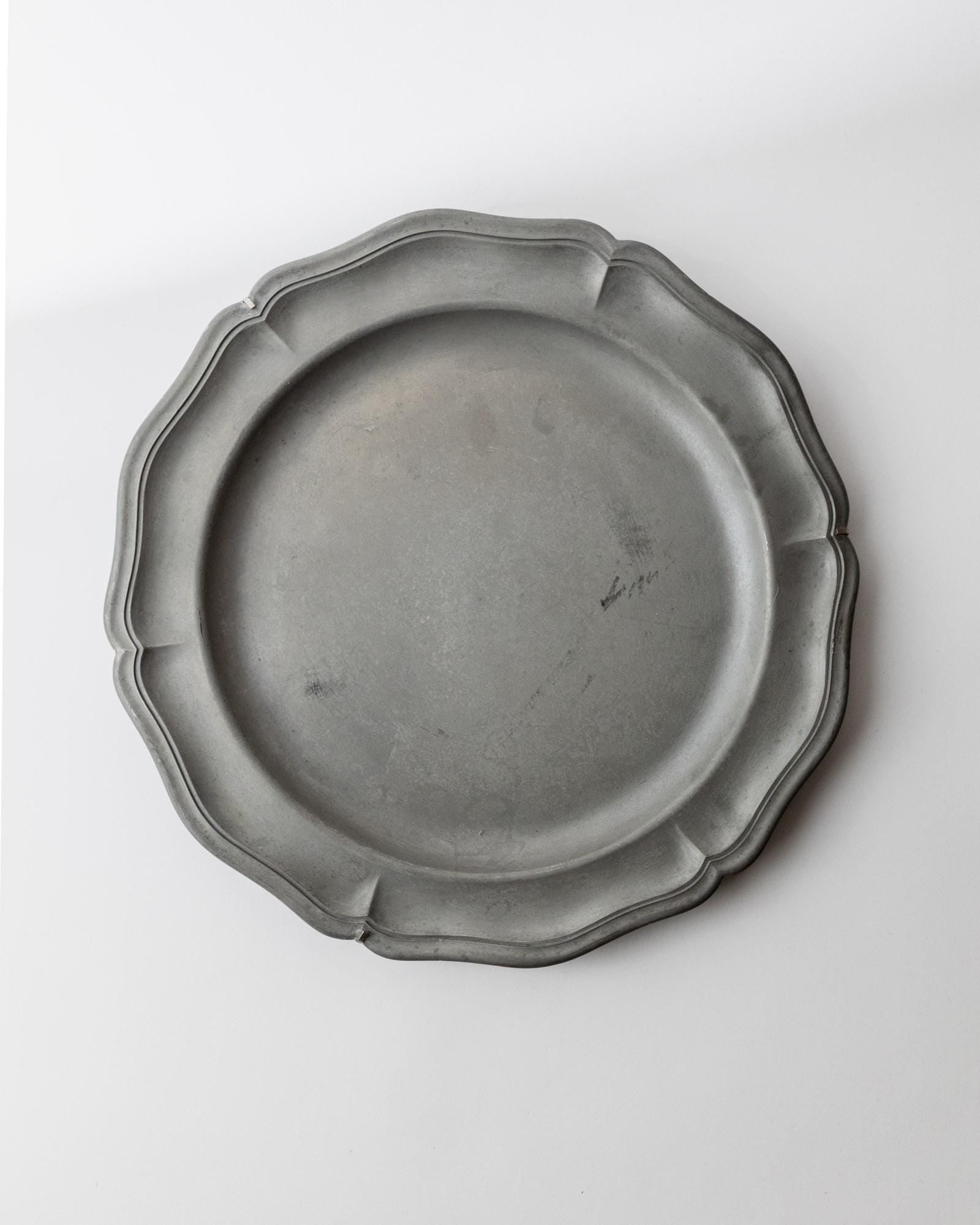 Vintage 1940s Pewter Wall Plate, Curved Rim with Ribbed Detailing, Classic Decorative Accent, Timeless Rustic Wall Decor, Elegant Gift Idea_Bottega Jacobs