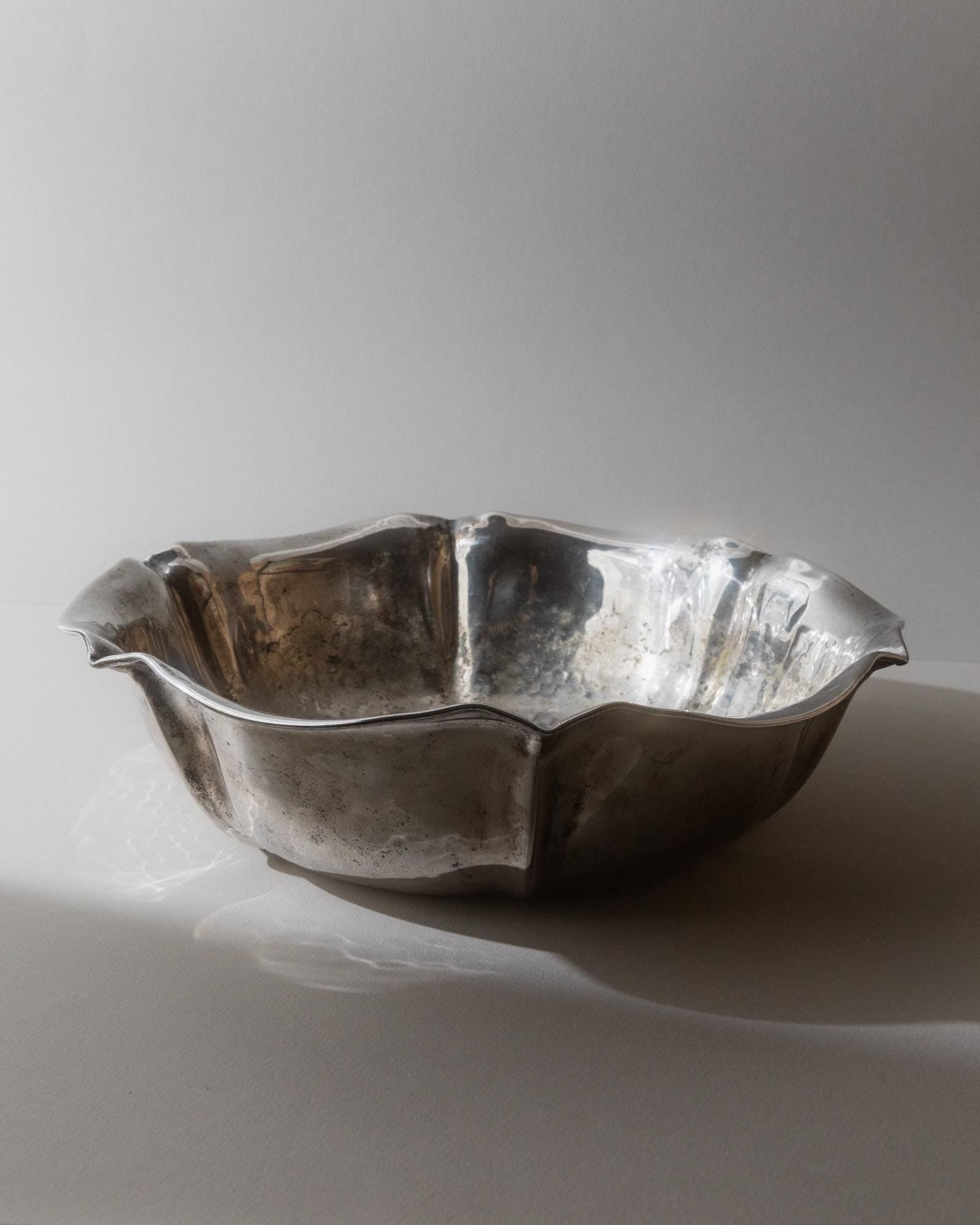 Vintage 1940s Silver Plated Fruit Bowl Centerpiece, Curved Decorative Form, Elegant Table Decor, Timeless Noble Gift Idea_Bottega Jacobs