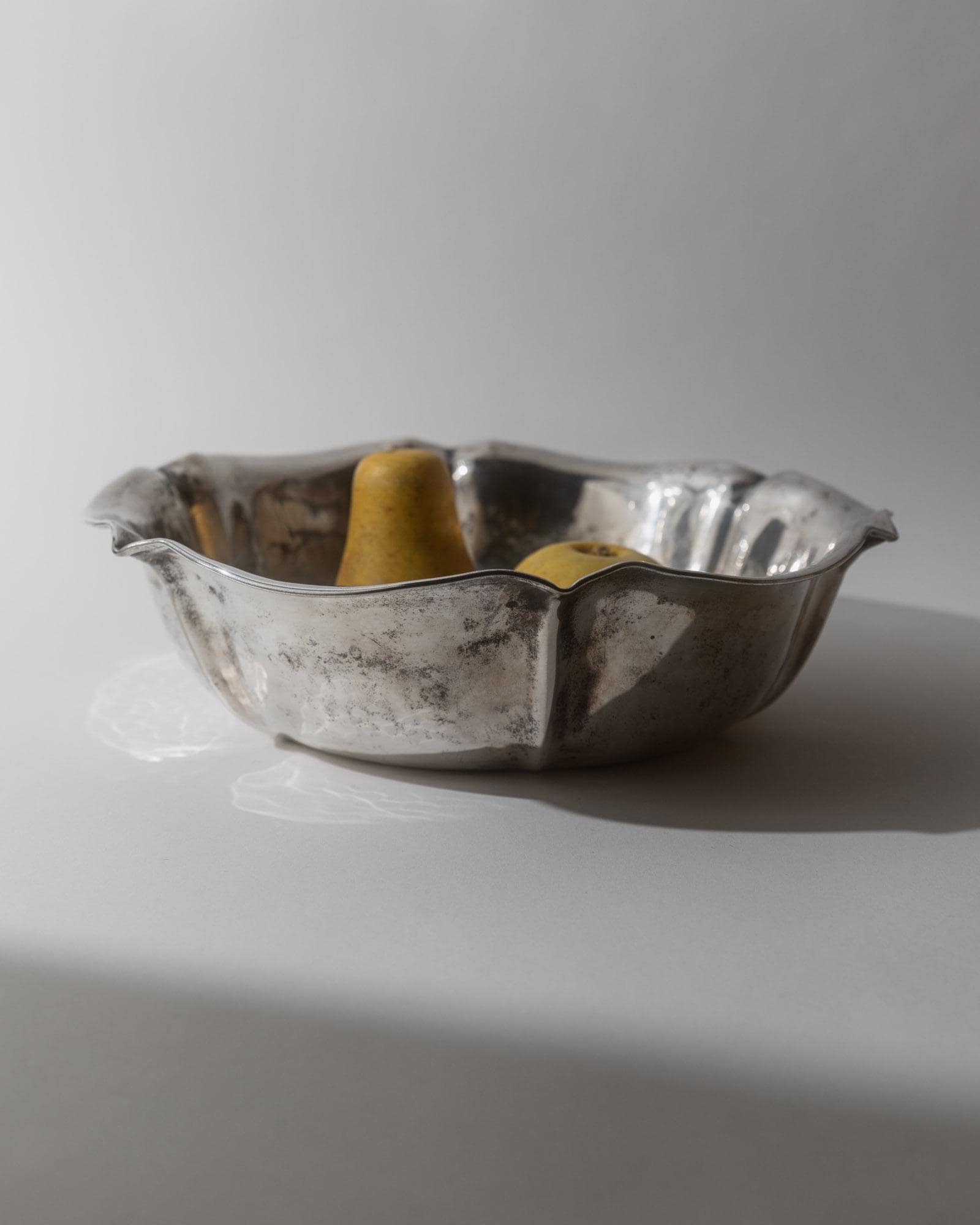 Vintage 1940s Silver Plated Fruit Bowl Centerpiece, Curved Decorative Form, Elegant Table Decor, Timeless Noble Gift Idea_Bottega Jacobs