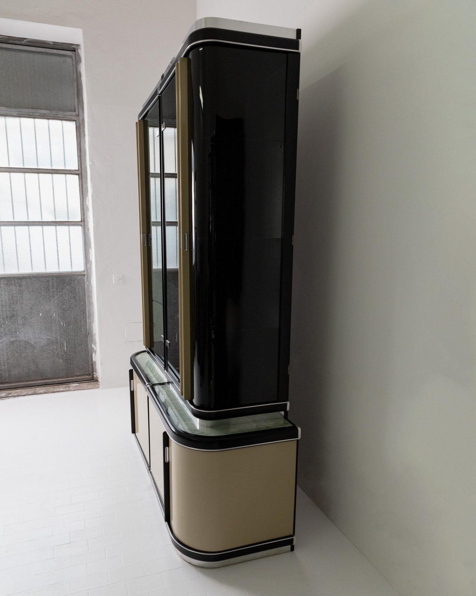 Vintage 1950s Art Deco Bar Cabinet, Lacquered Wood, Green Marble, Aluminium, Curved Smoked Glass, Large Statement Vitrine, Luxury Interior_Bottega Jacobs